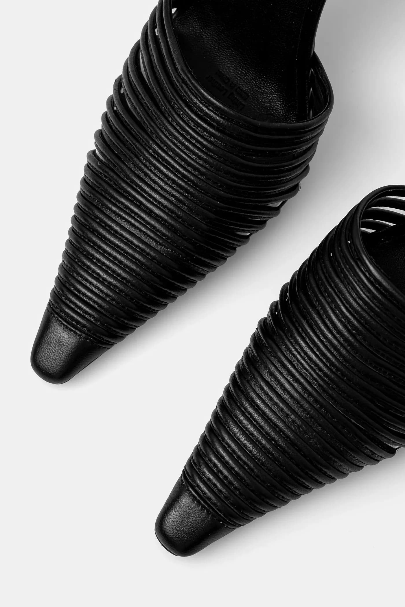 Высокие каблуки из хромированной кожи - фото 4