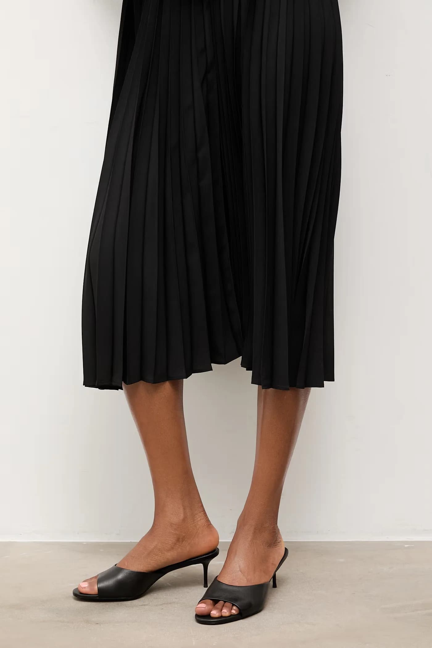 Кожаные шлепанцы - фото 7