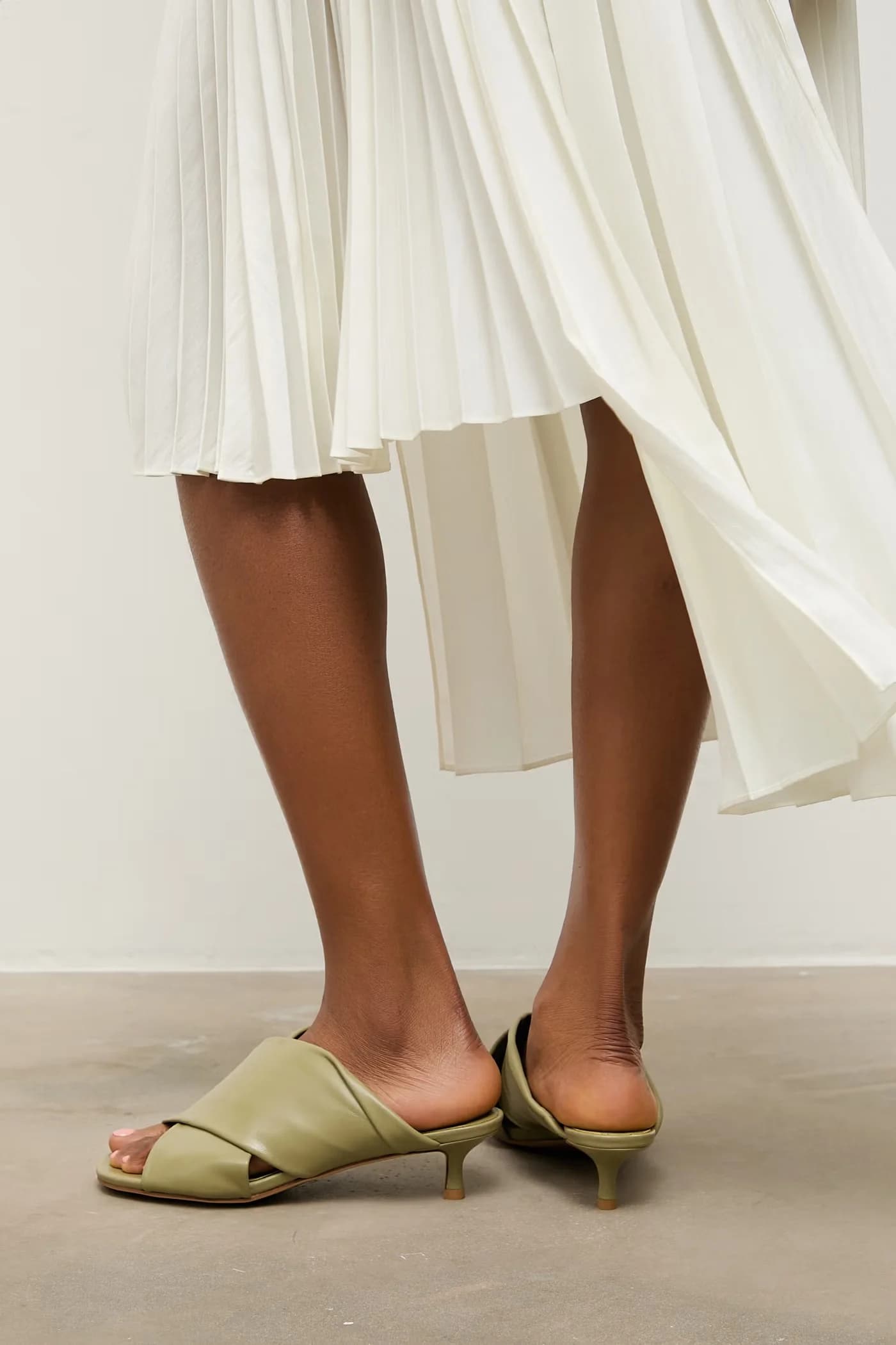 Женские кожаные шлепанцы