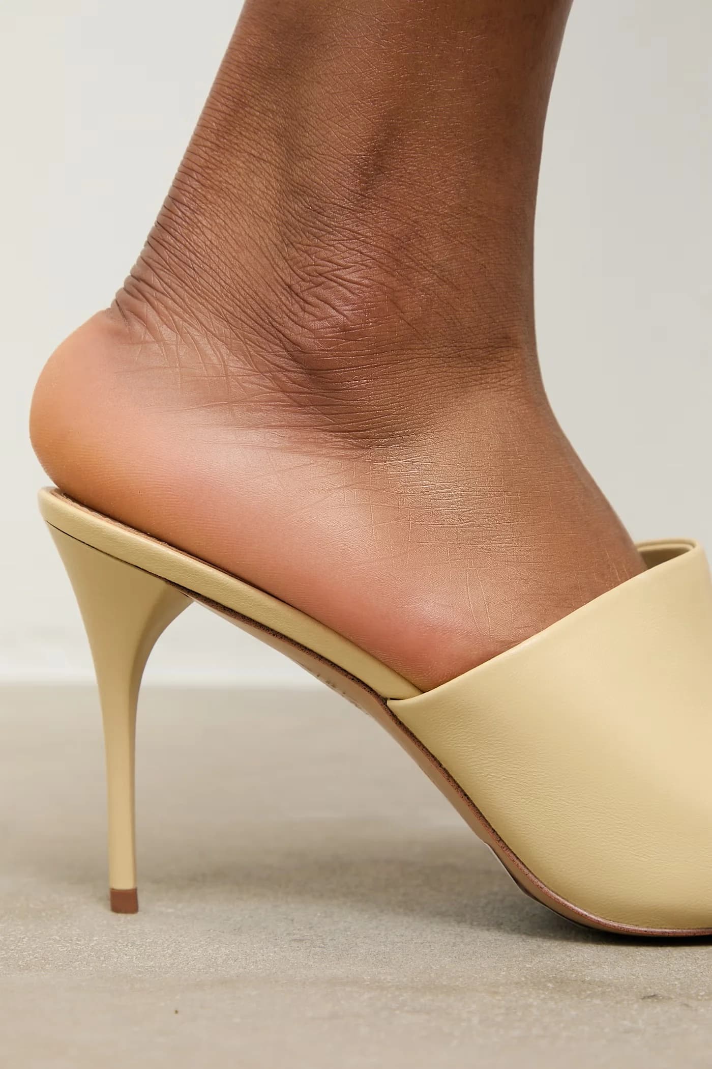 Кожаные шлепанцы - фото 7