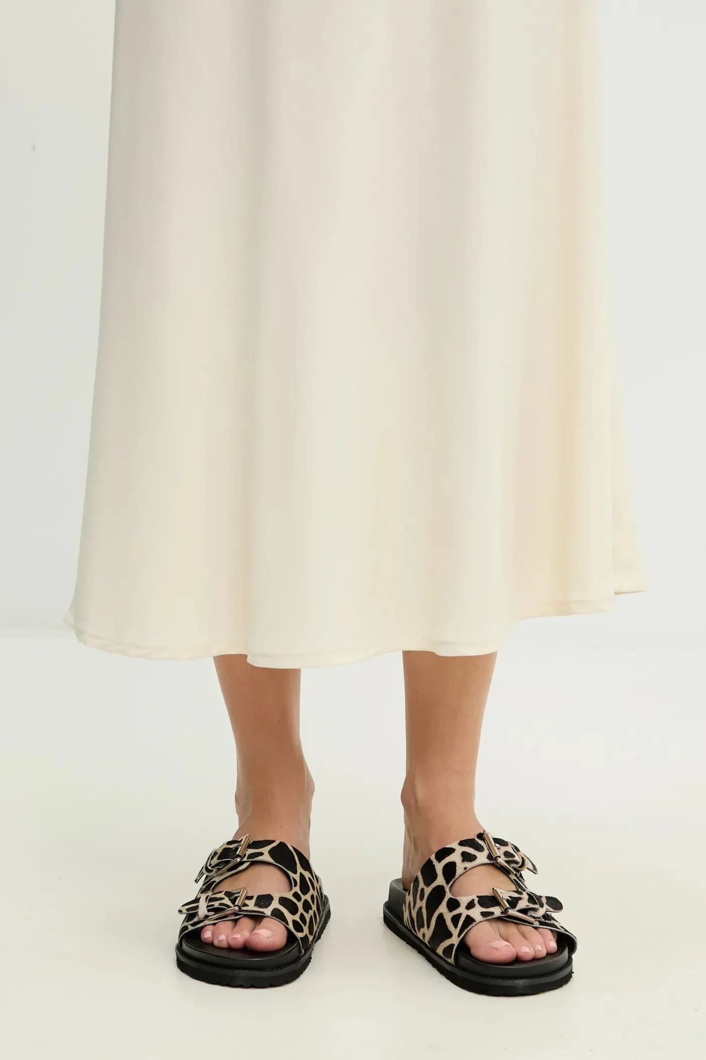 Замшевые шлепанцы