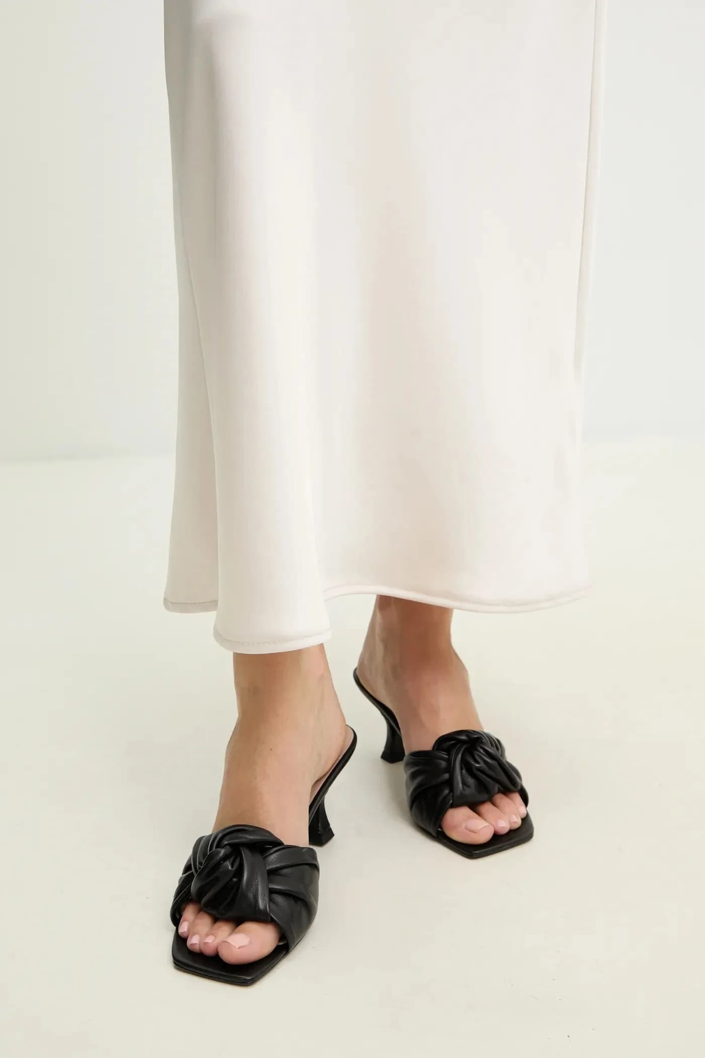 Кожаные шлепанцы - фото 6