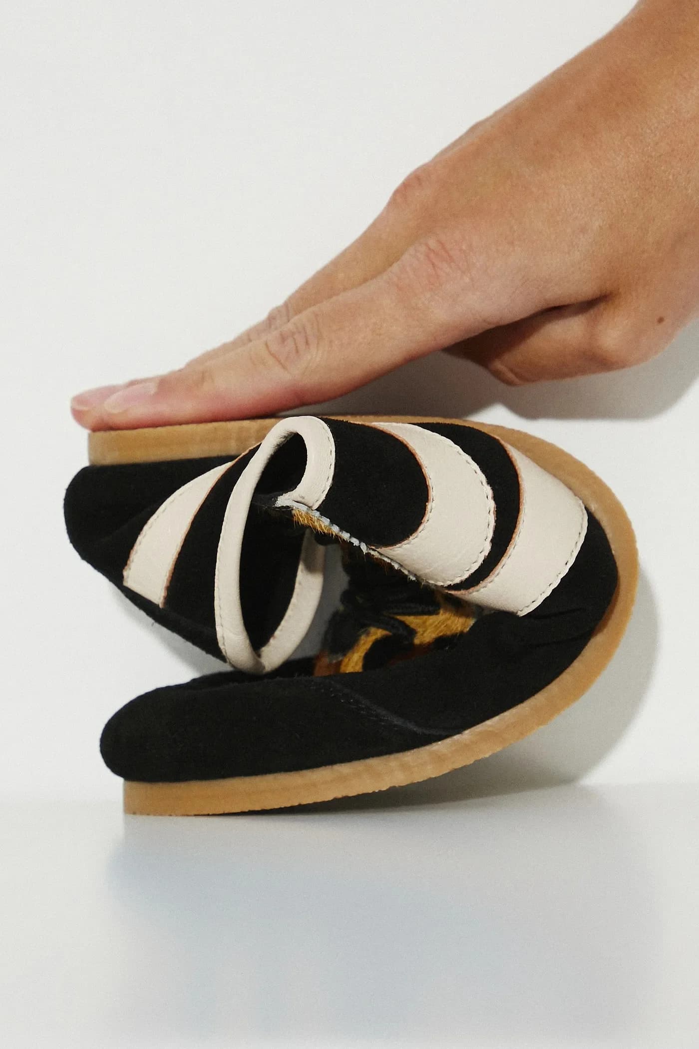 Замшевые кроссовки - фото 10