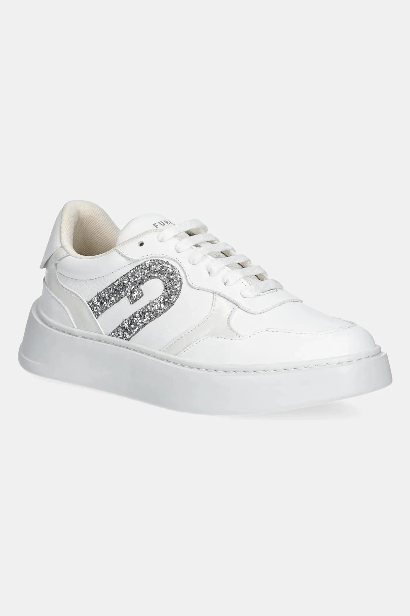 Спортивные кроссовки на шнуровке