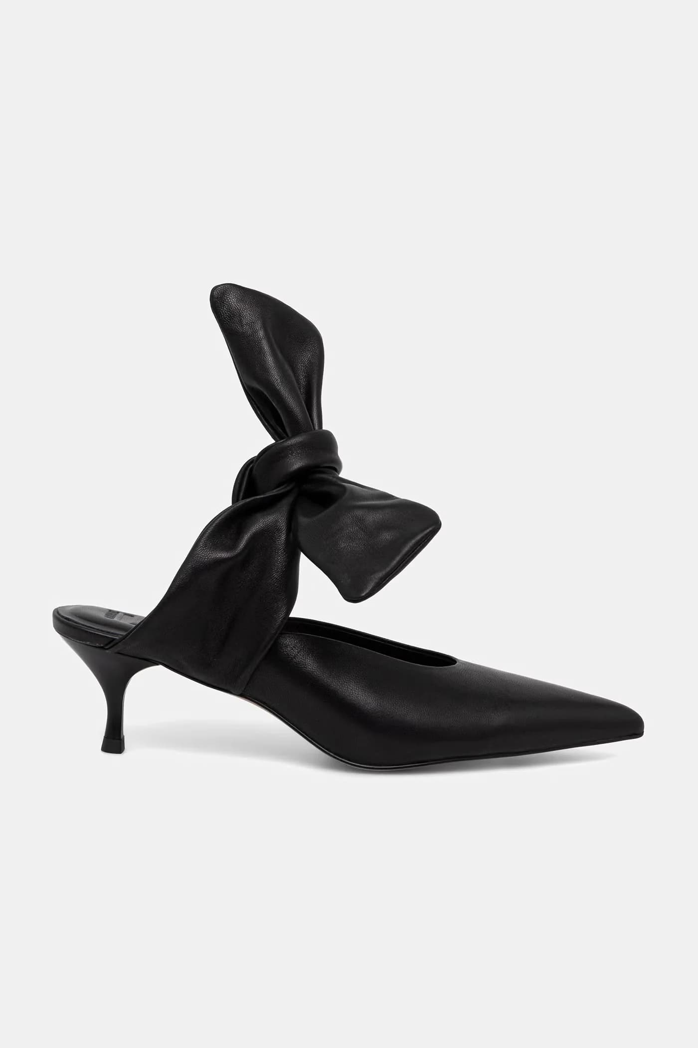 Кожаные туфли на высоком каблуке