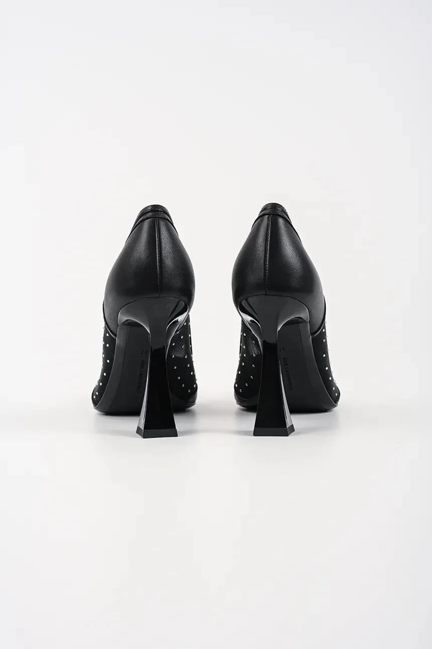 ДЕБЮТАНКА на высоких каблуках - фото 3