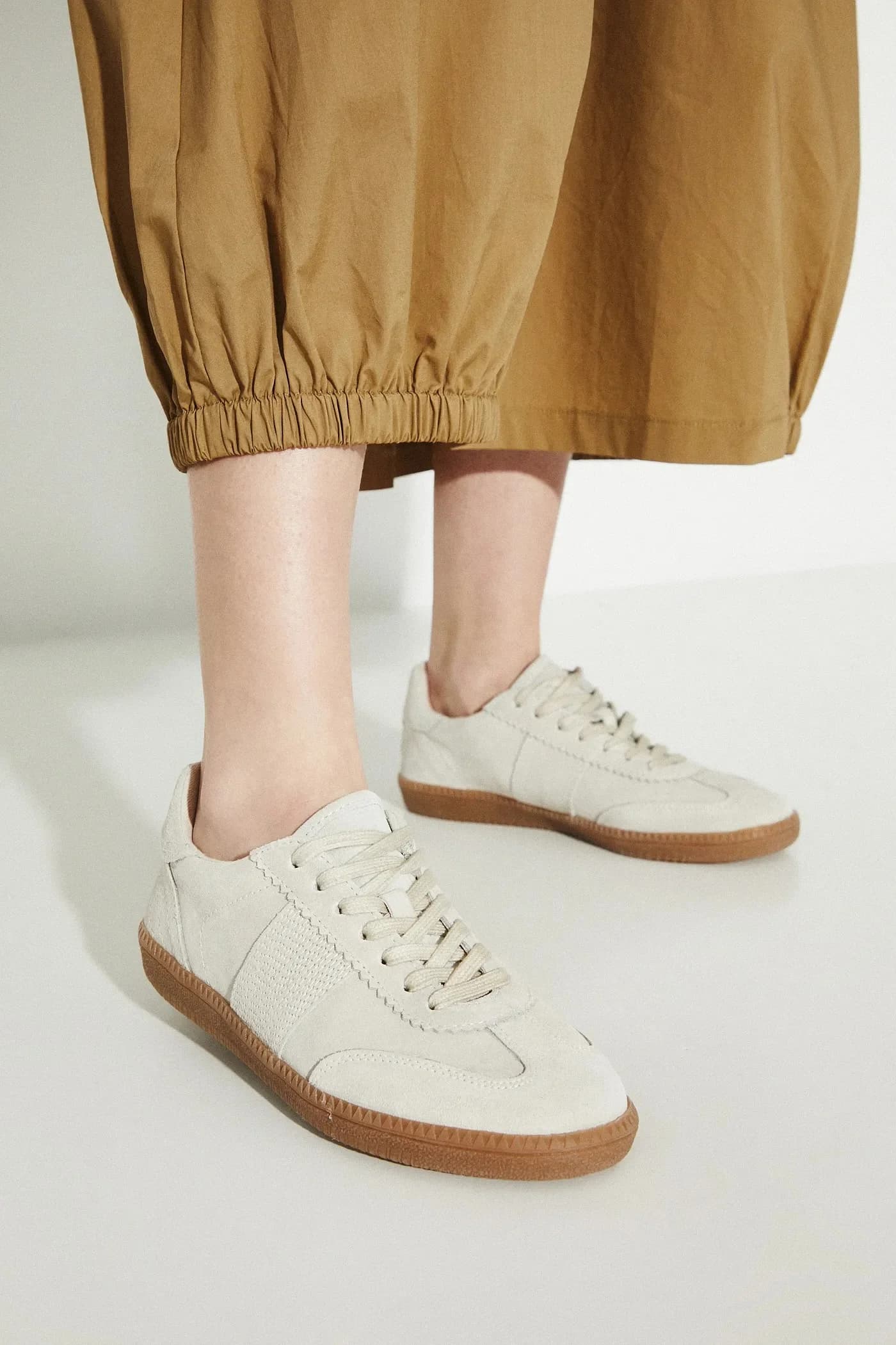 Замшевые кроссовки