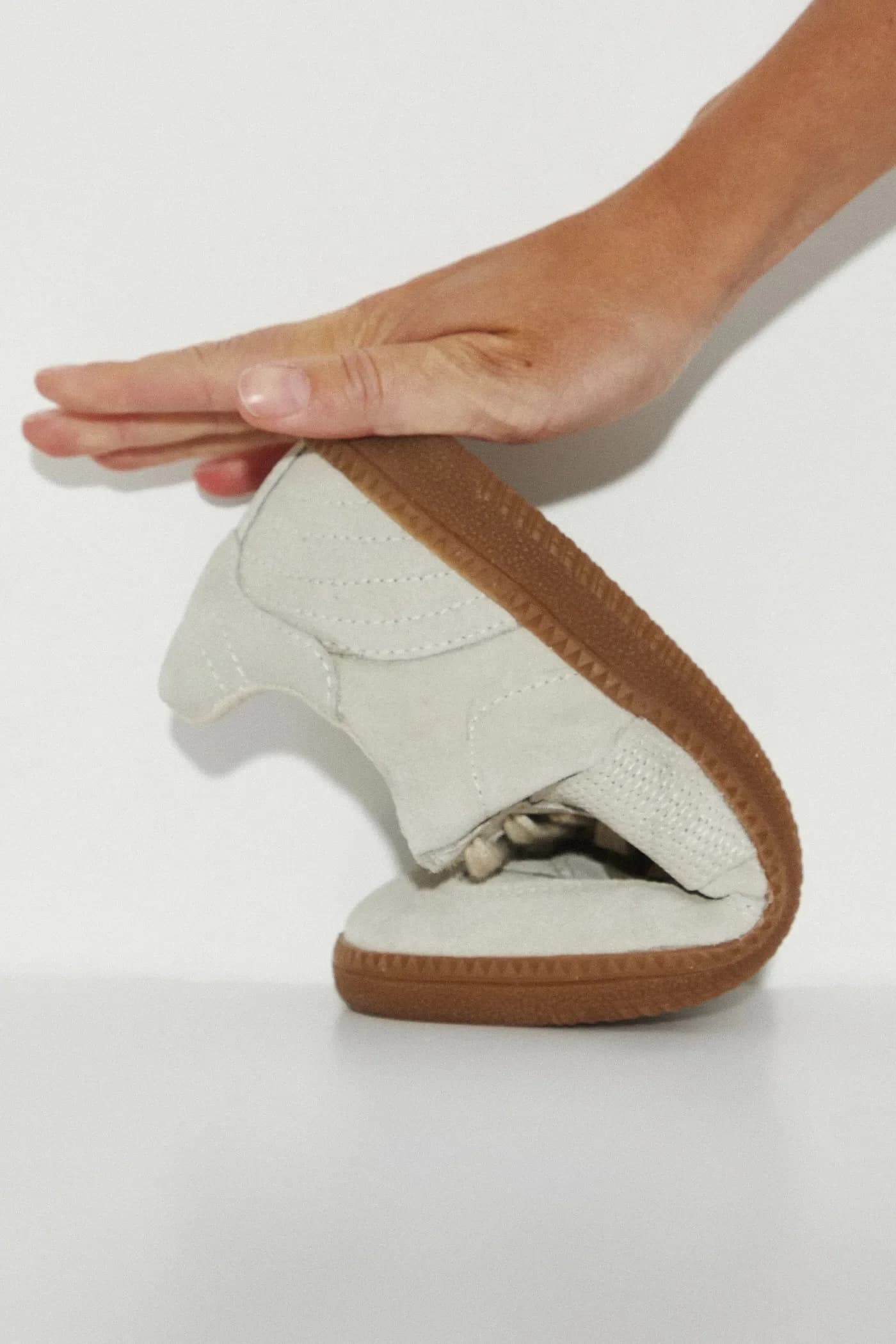 Замшевые кроссовки - фото 9