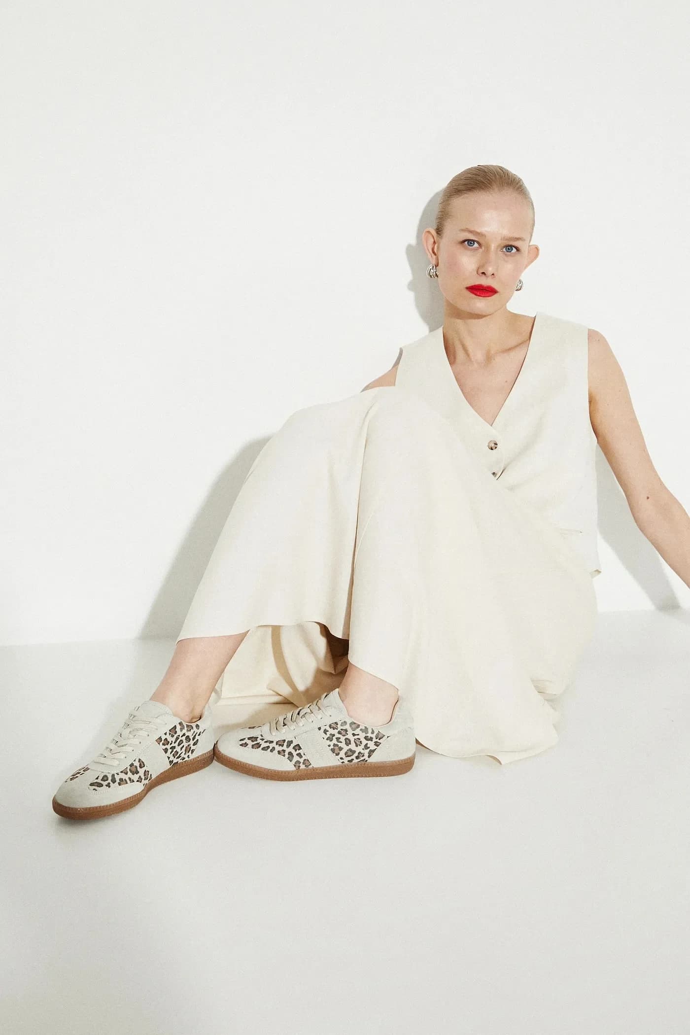 Замшевые кроссовки