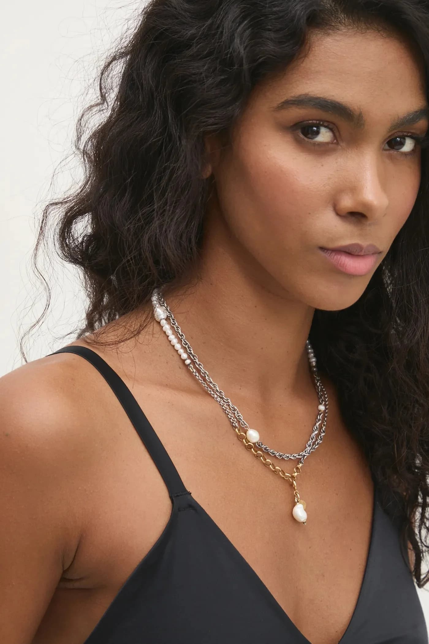 Колье ручной работы из позолоченного серебра с культивированным жемчугом.