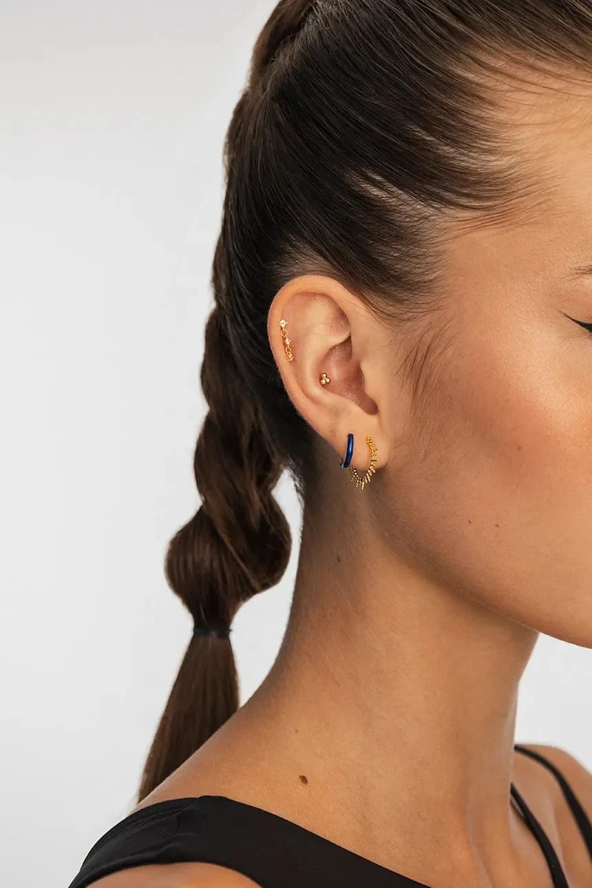 Позолоченная серебряная серьга - фото 3