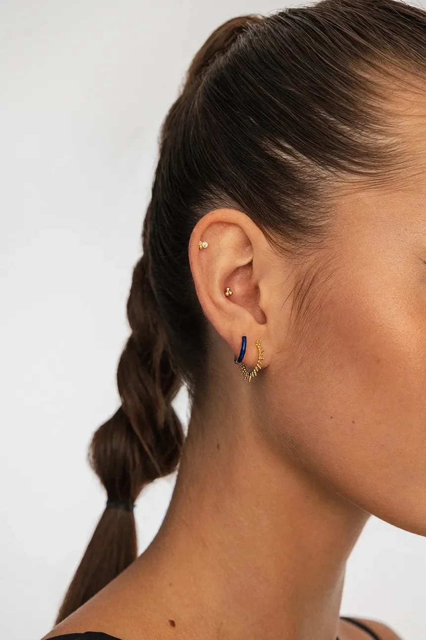 Позолоченная серебряная серьга - фото 3