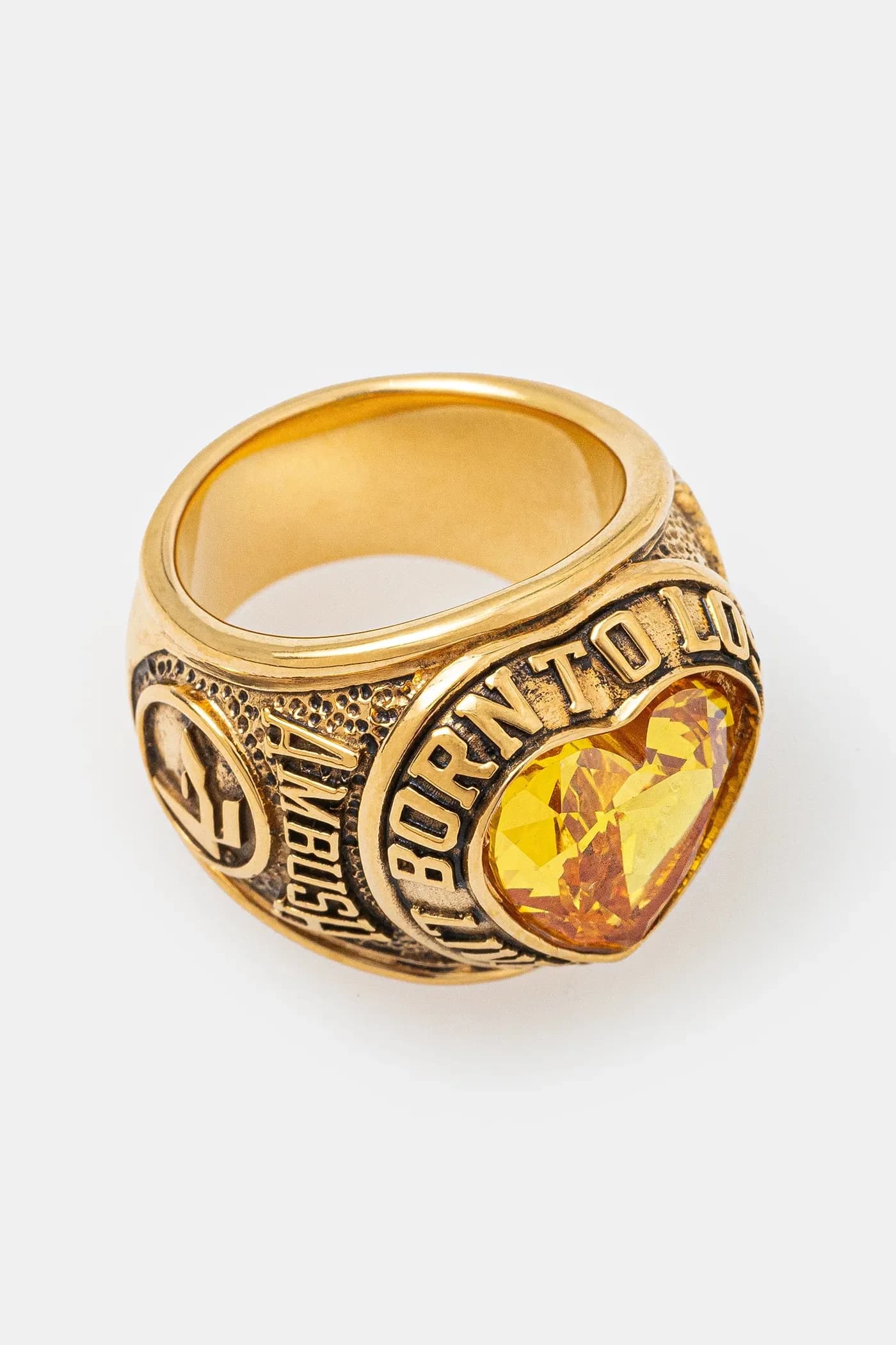 Серебряное кольцо класса сердца