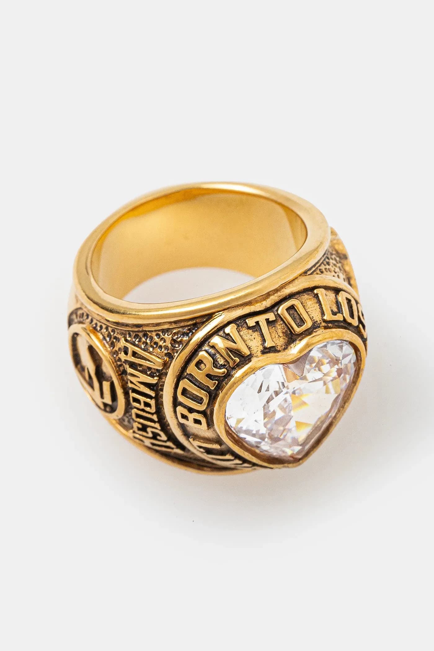 Серебряное кольцо класса сердца