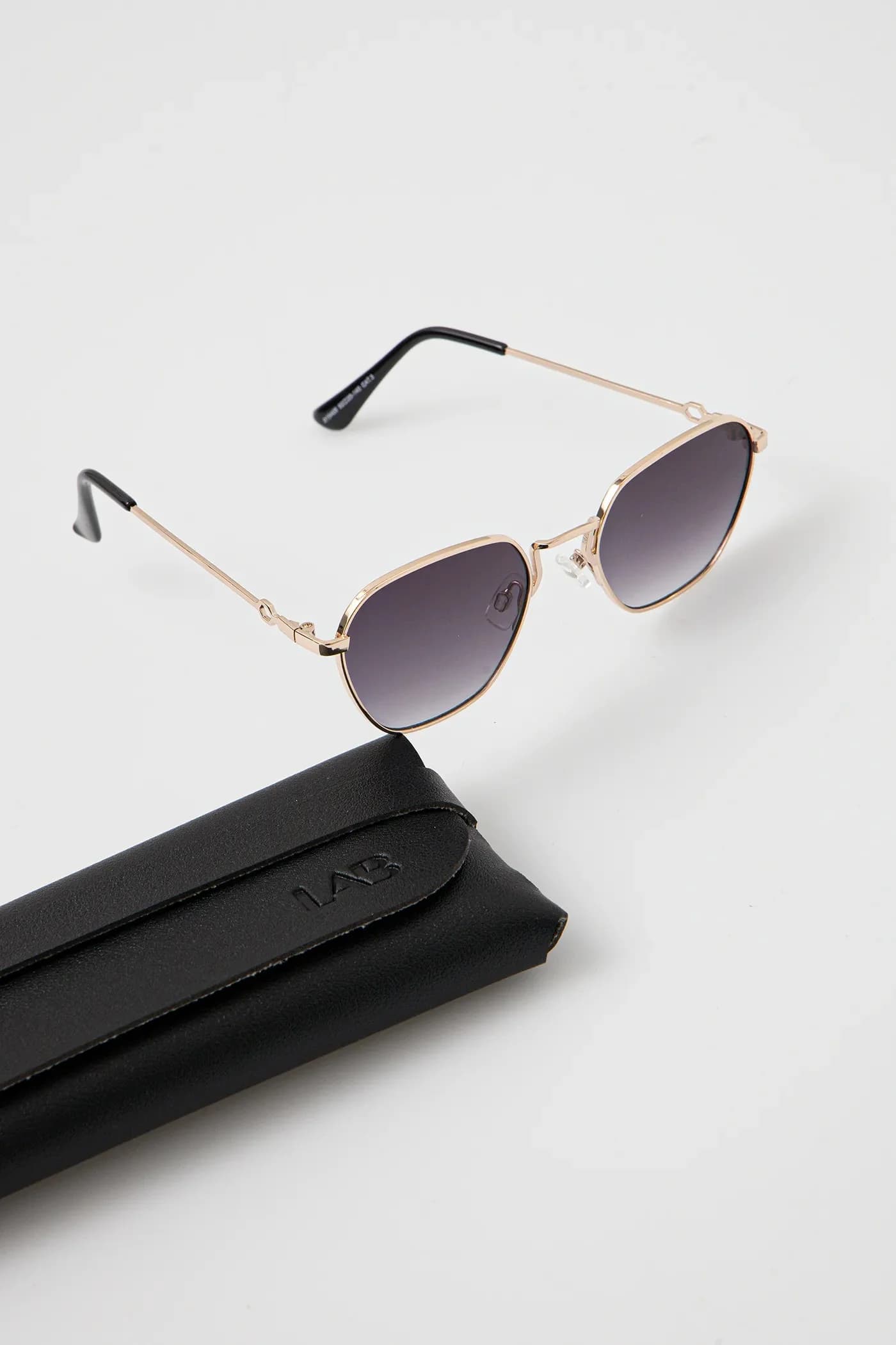 Солнцезащитные очки - фото 3