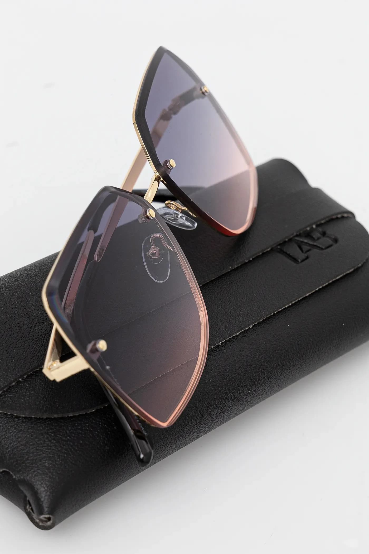 Солнцезащитные очки - фото 3