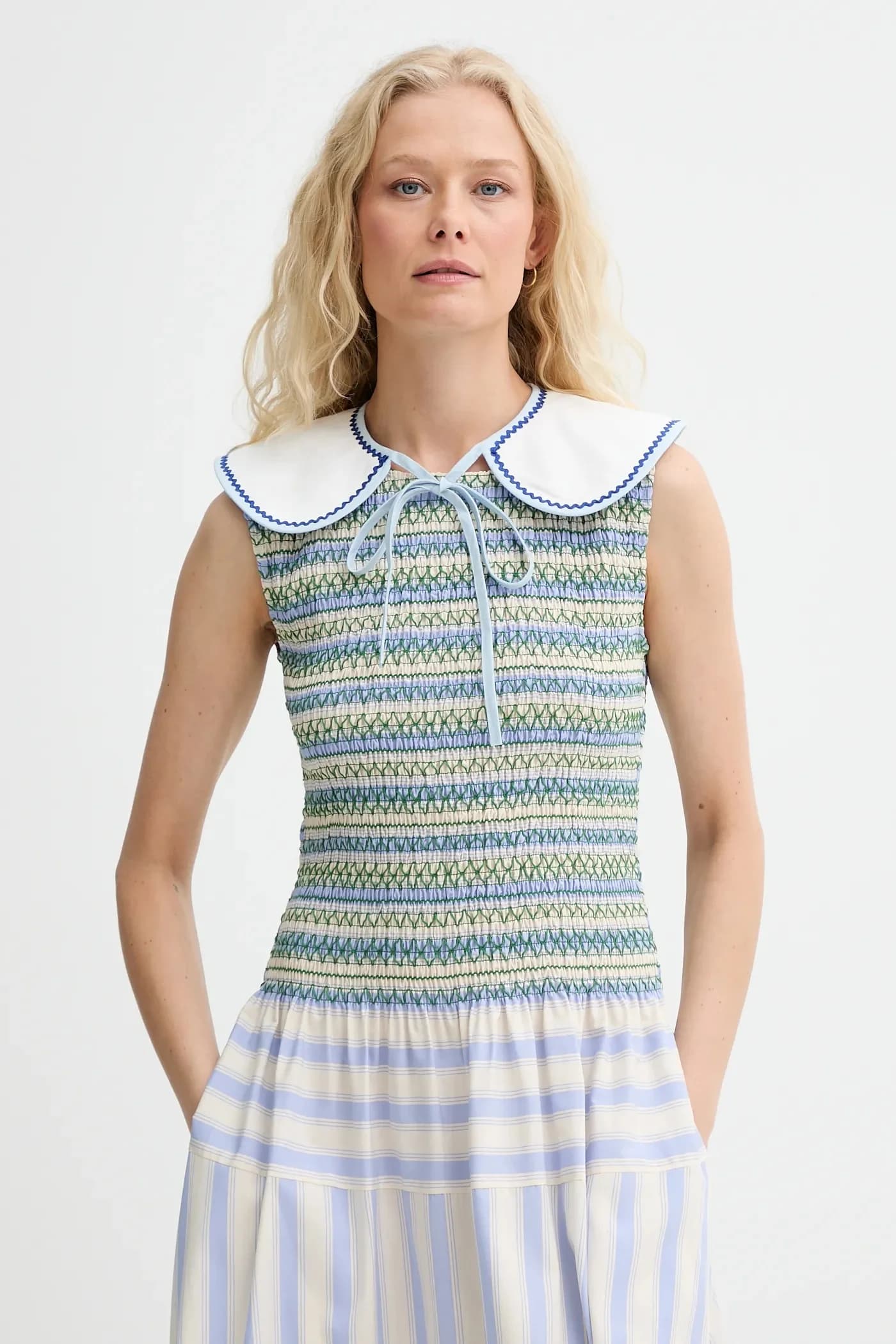 Декоративный воротник из креативного переработанного денима.