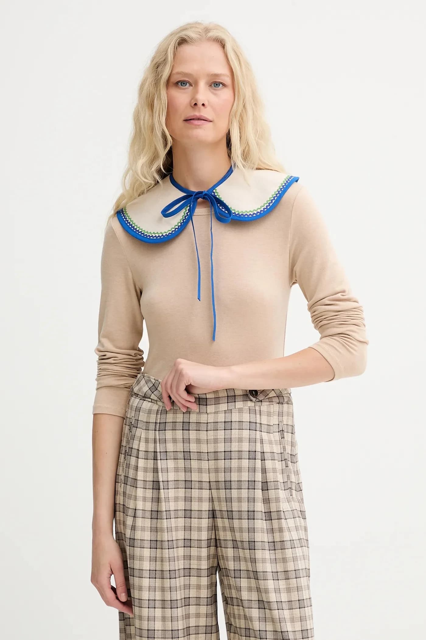 Декоративный воротник из креативного переработанного денима.