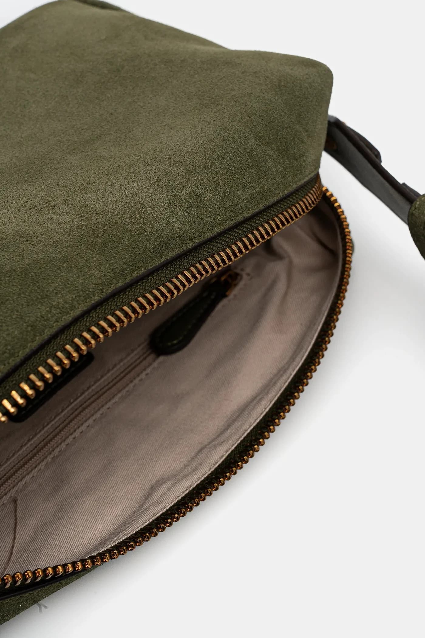 Горизонтальная замшевая сумка - фото 5