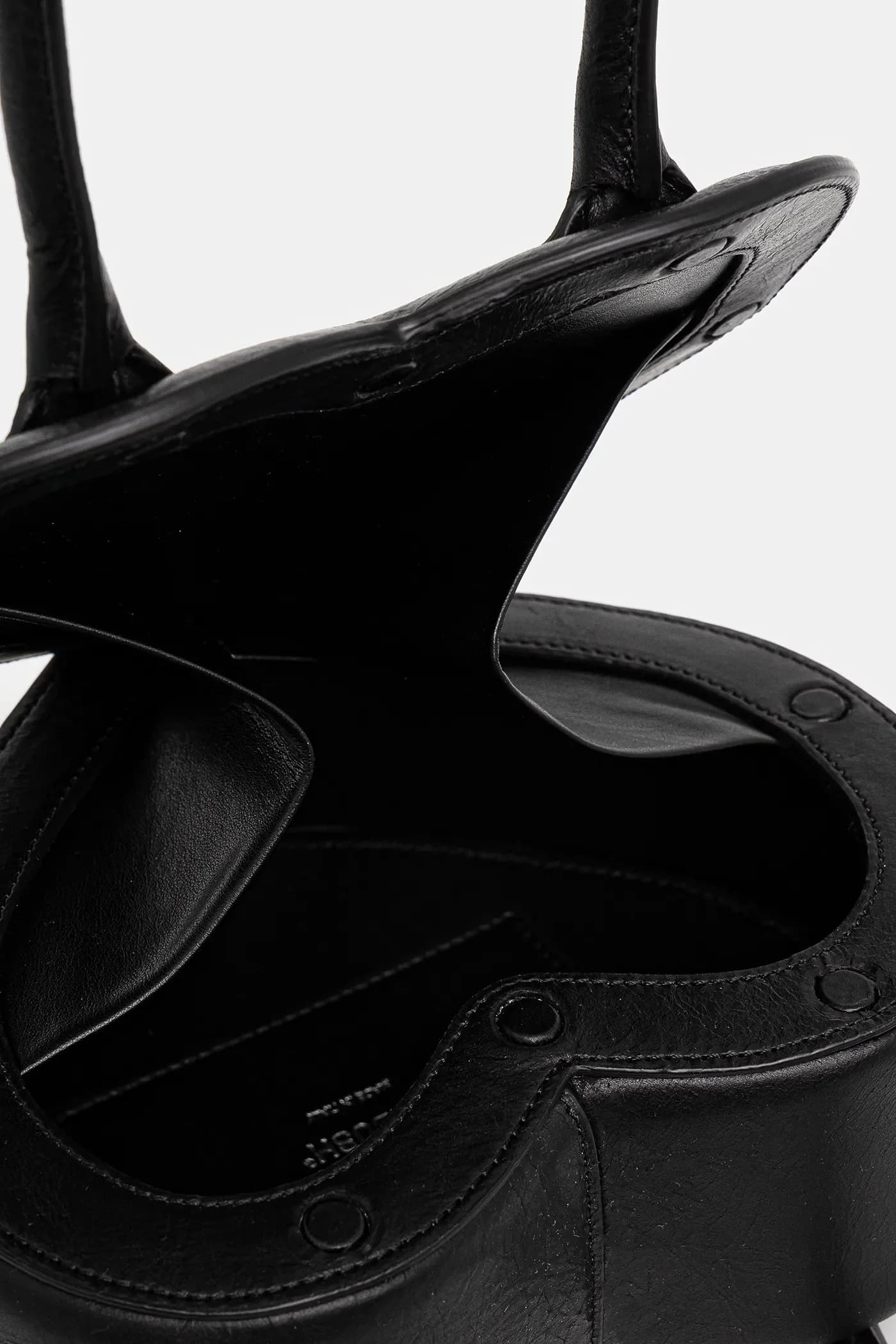 Кожаная сумка с ручкой сверху в форме сердца - фото 5