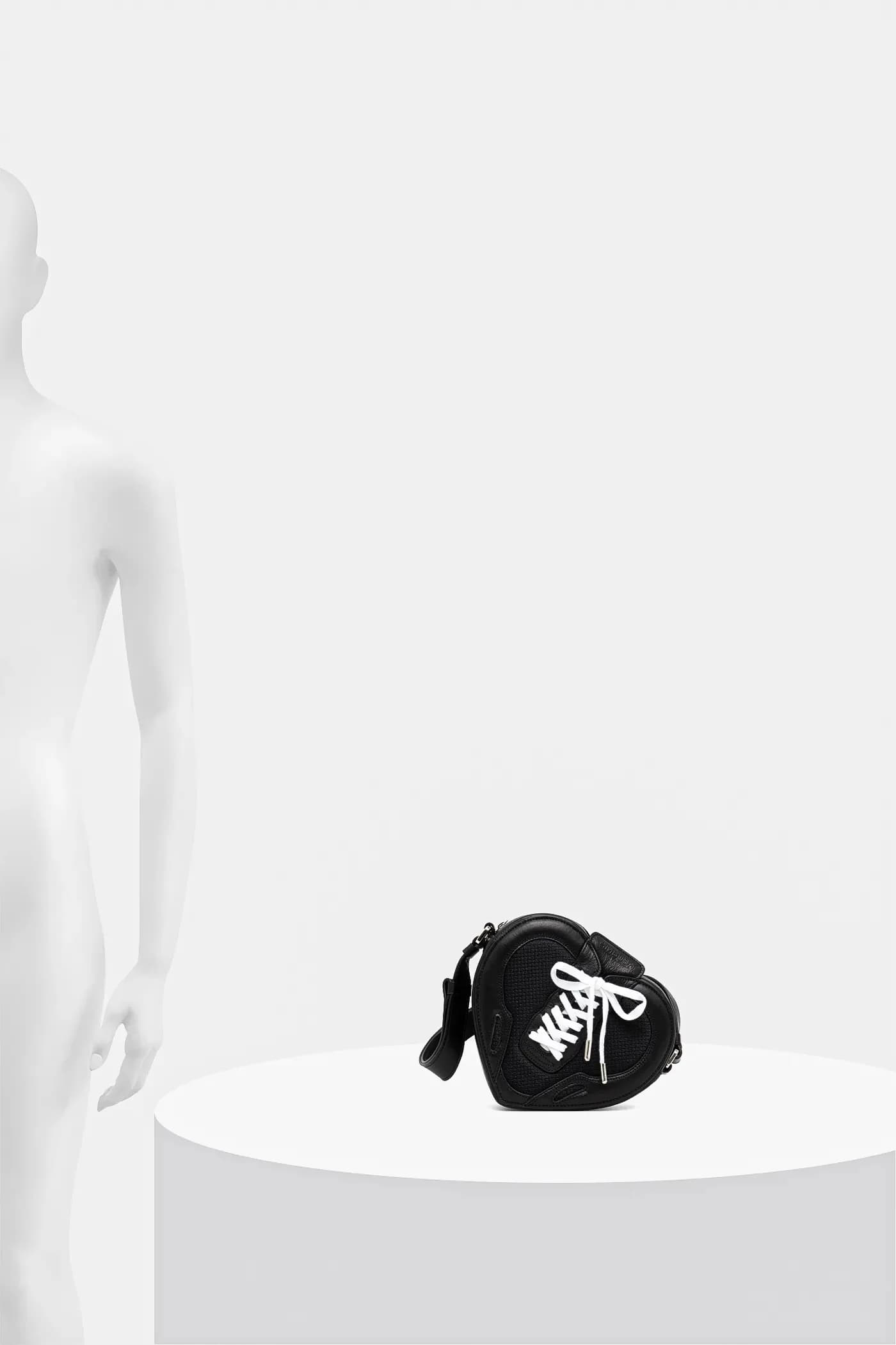 Кожаная сумка через плечо с сердечком на ремешке - фото 6