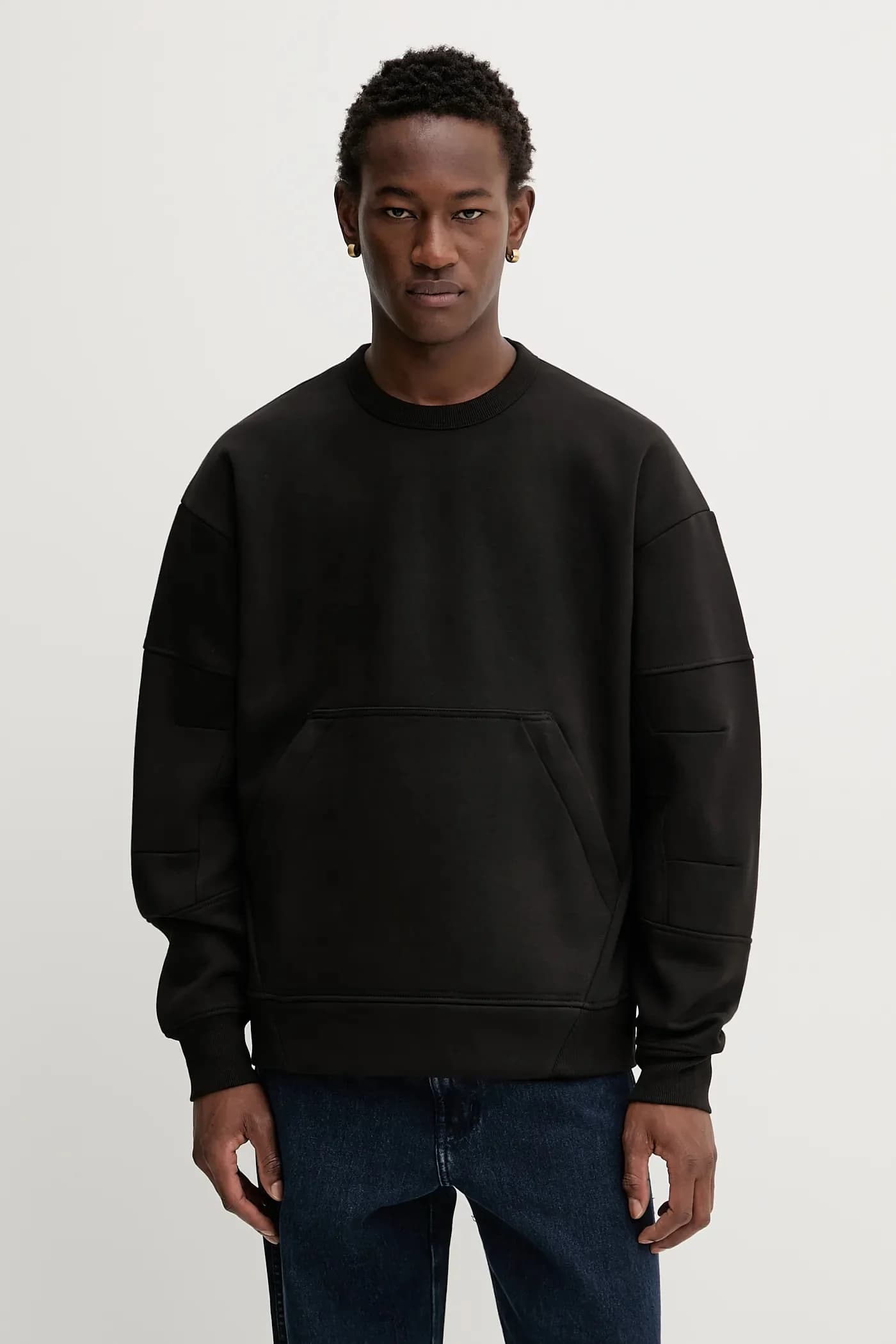 Свободная толстовка сконструированного кроя