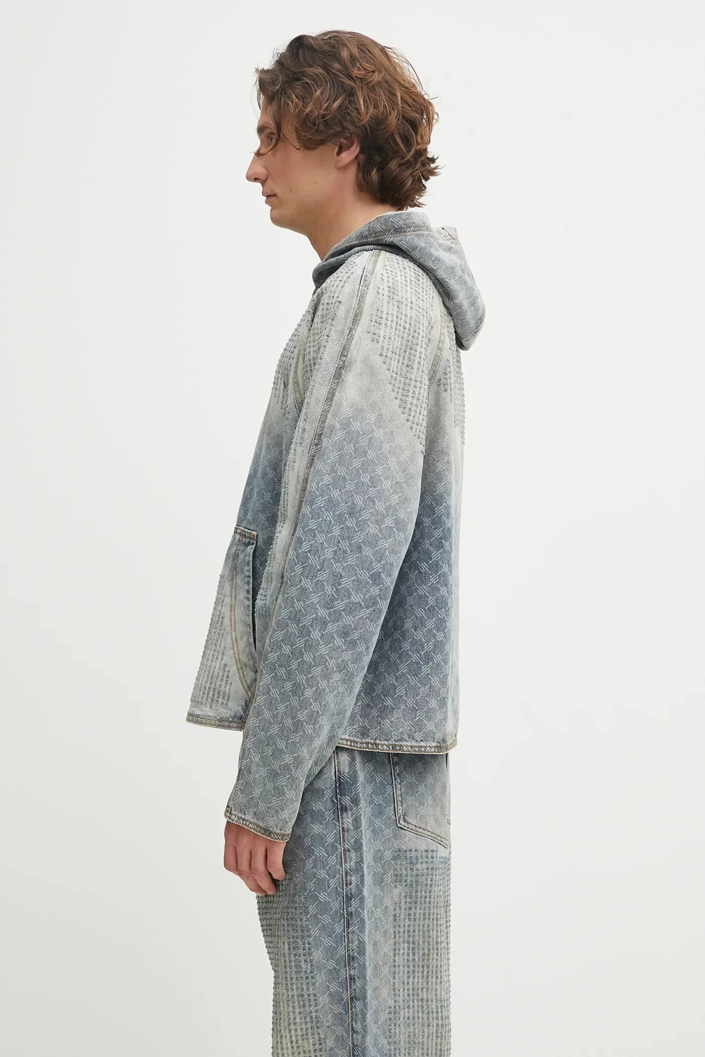 Джинсовая толстовка с потертостями - фото 2