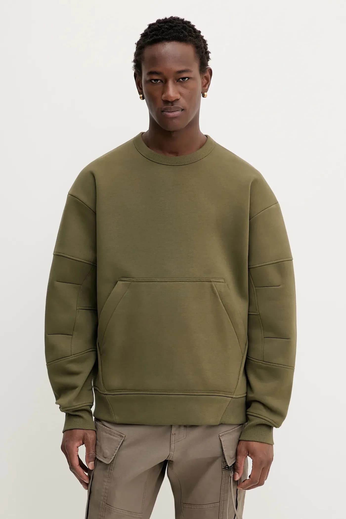 Свободная толстовка сконструированного кроя