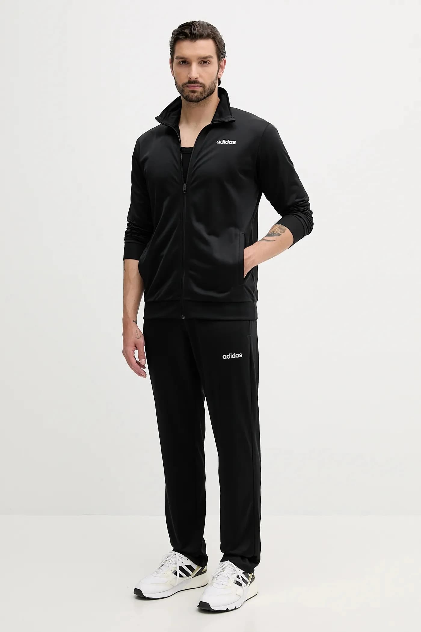 Линейный спортивный костюм