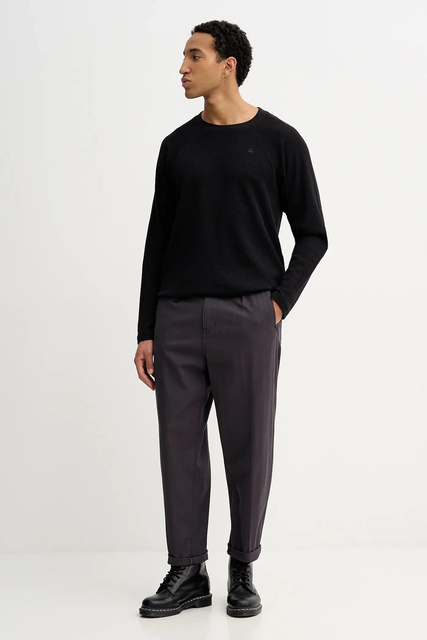 Свободные зауженные брюки чинос со складками - фото 2