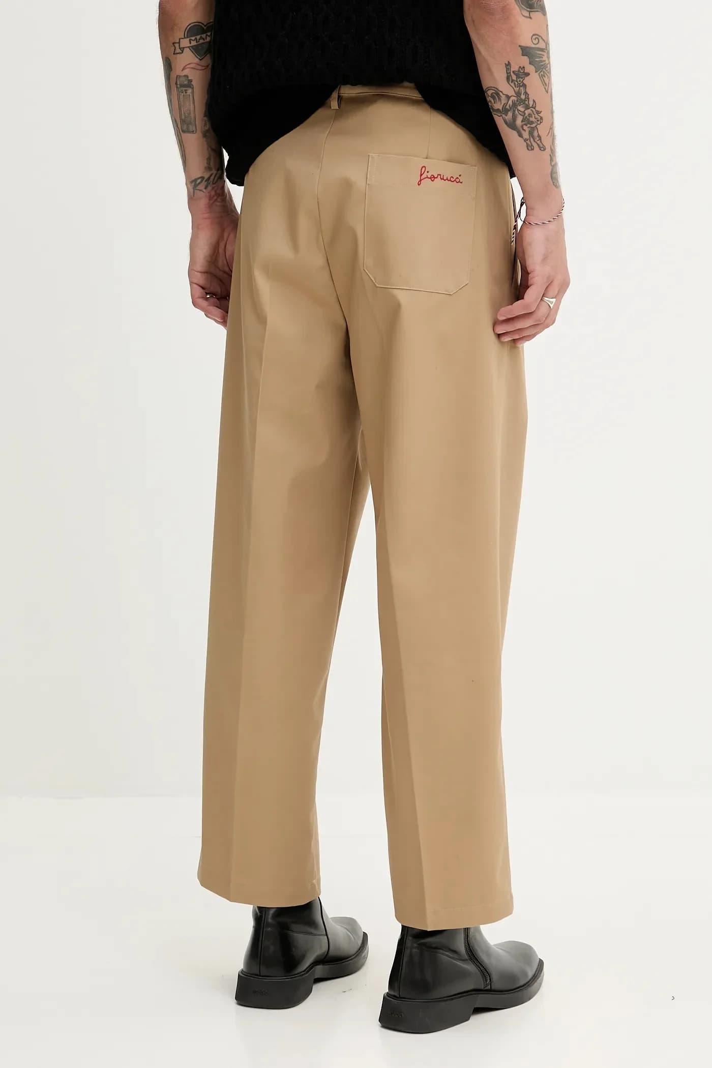 Бежевые брюки чинос с вышитым логотипом - фото 3