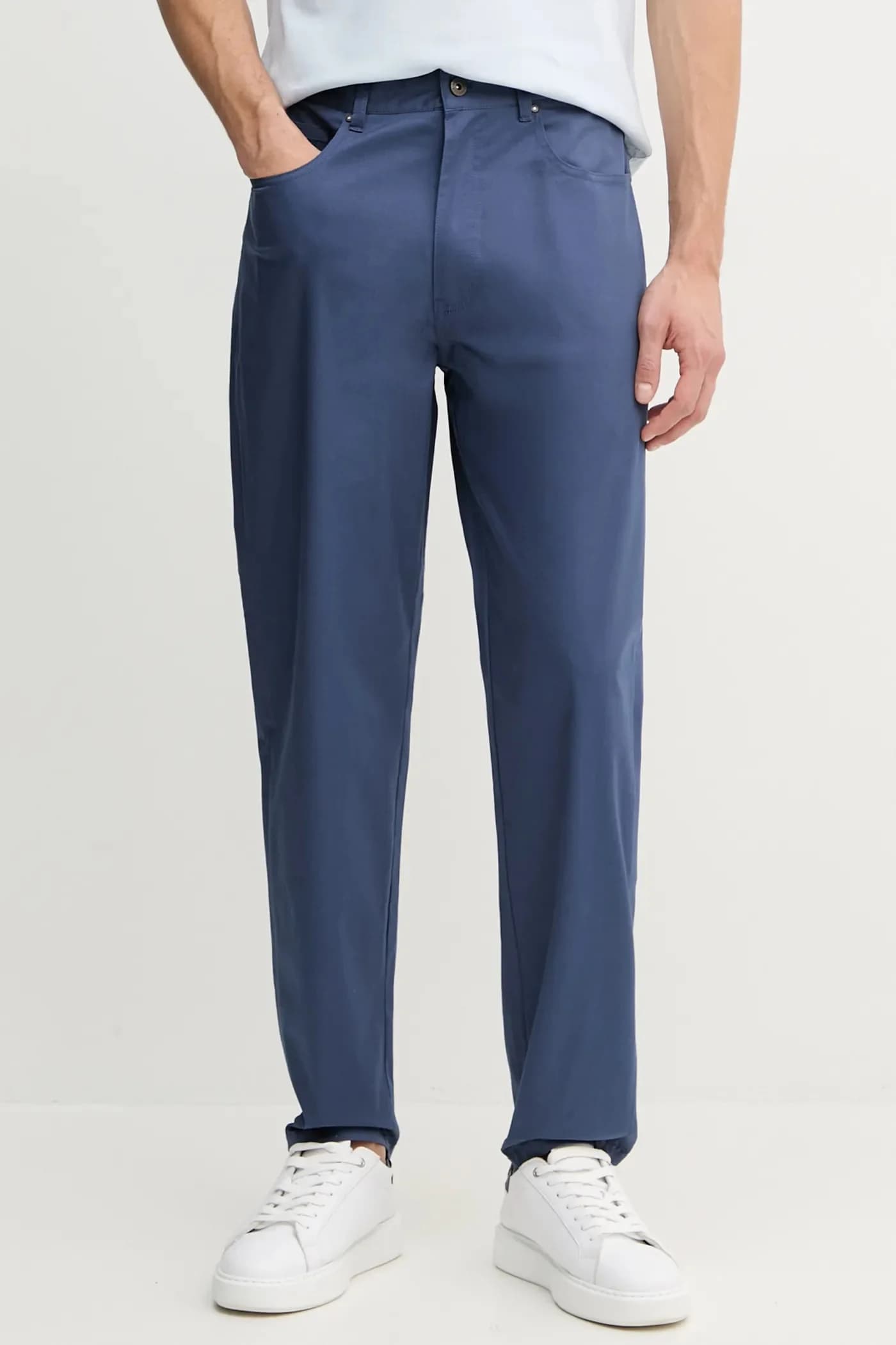 Легкие эластичные брюки чинос стандартного кроя