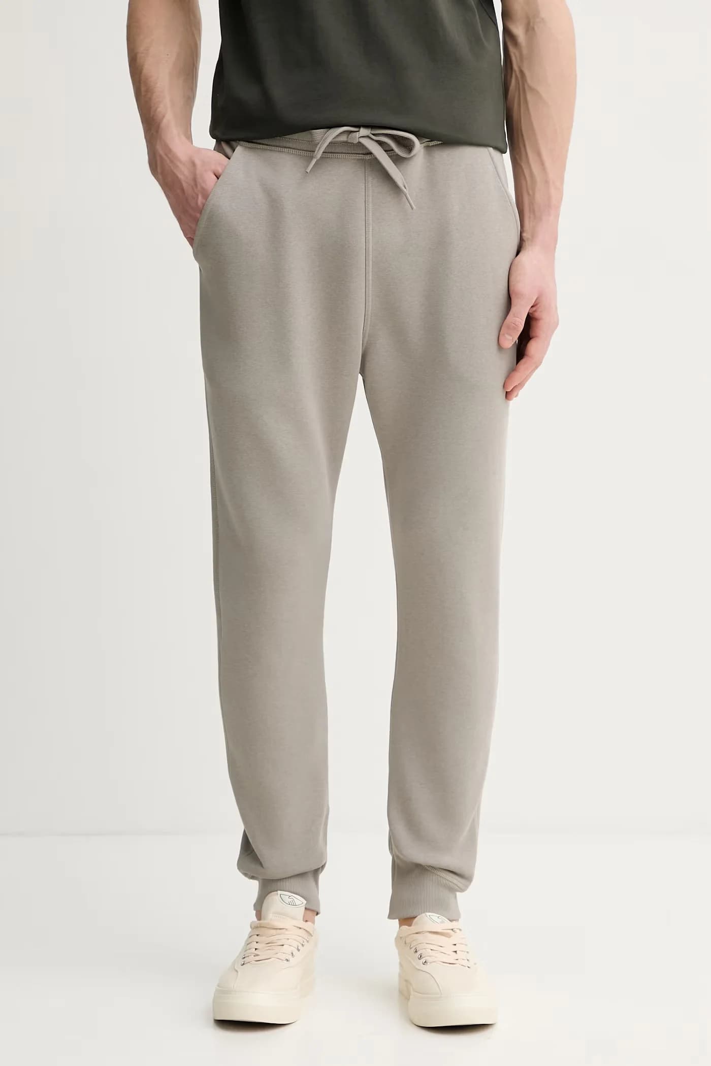 Необработанные спортивные штаны