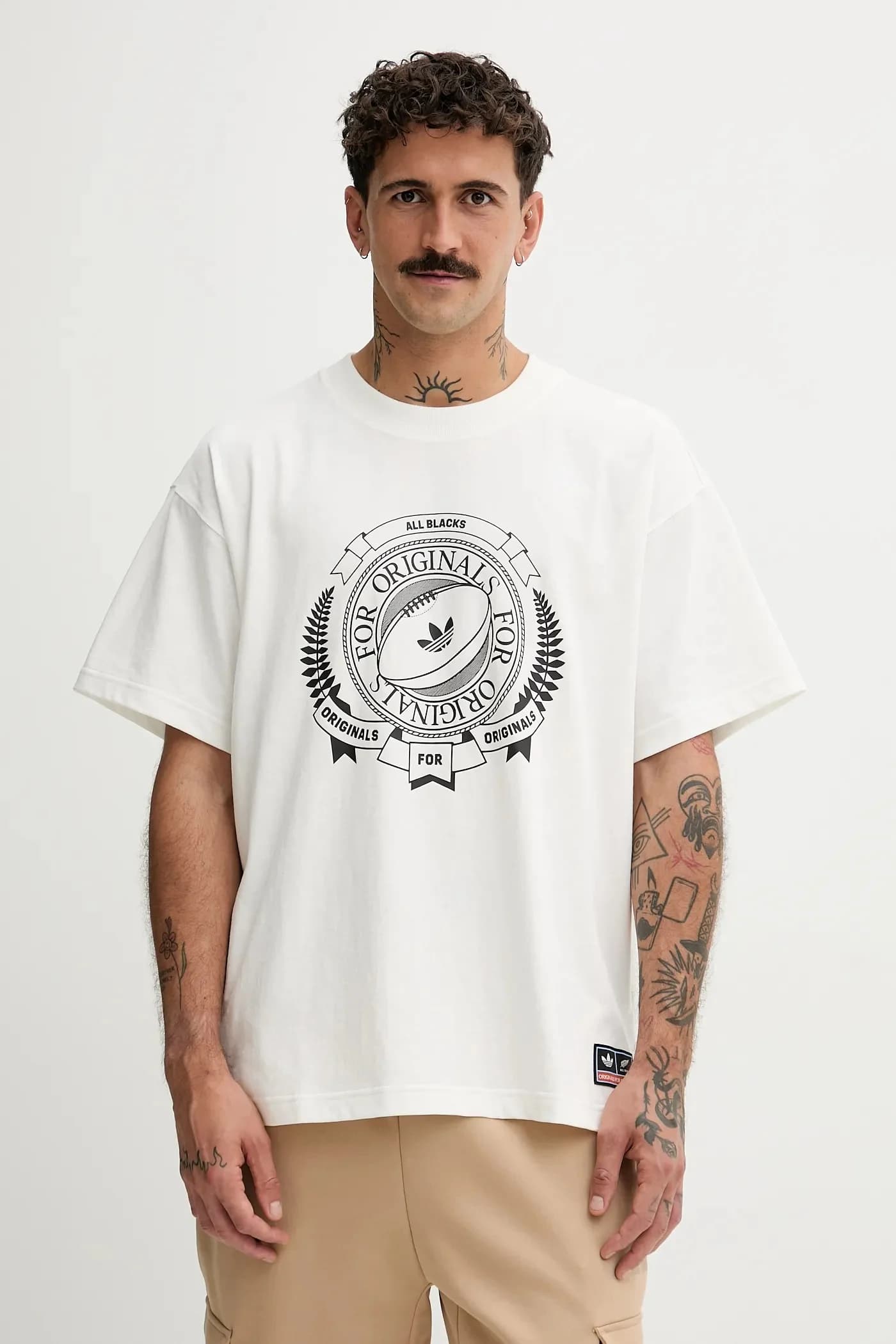 Полностью черная хлопковая футболка