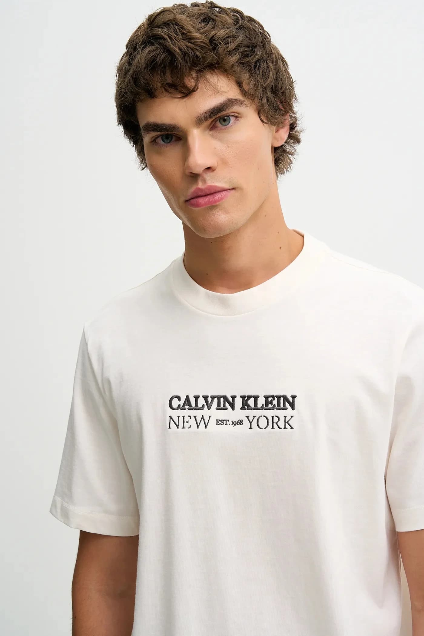 Хлопковая футболка бежевая для мужчин - фото 4