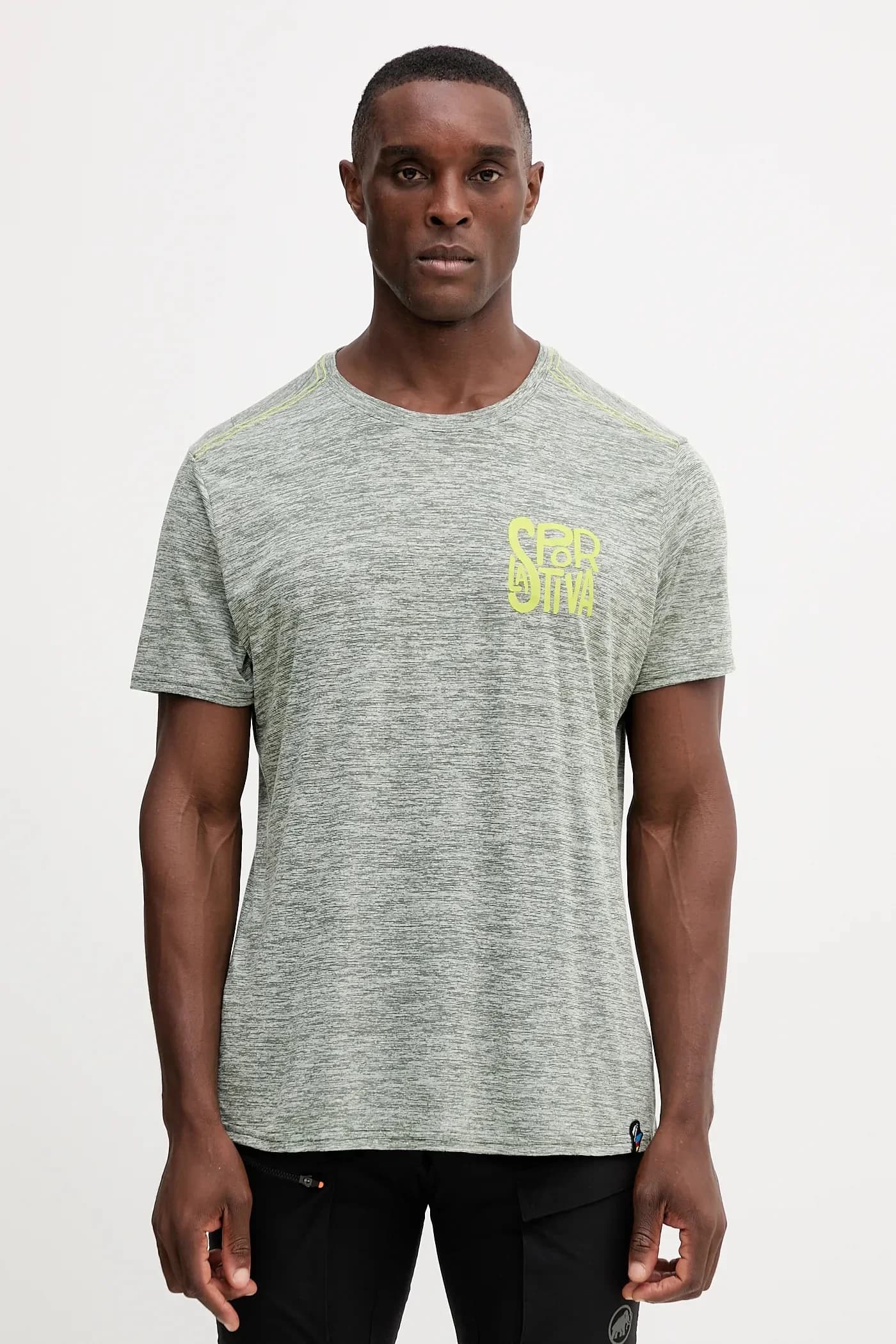 Спортивная футболка с карманным логотипом