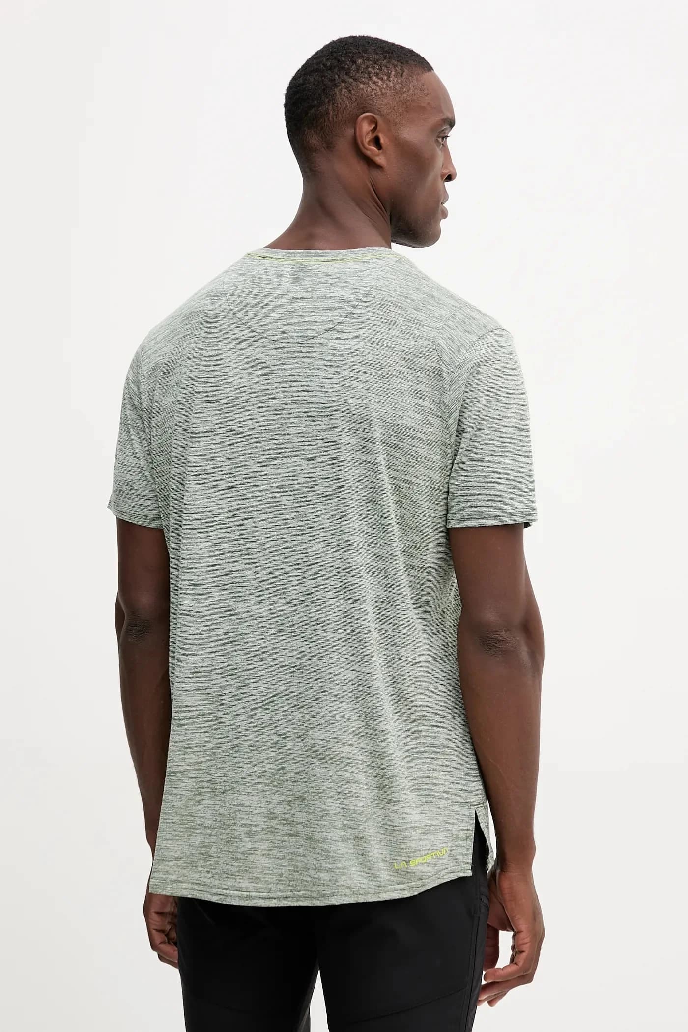 Спортивная футболка с карманным логотипом - фото 3