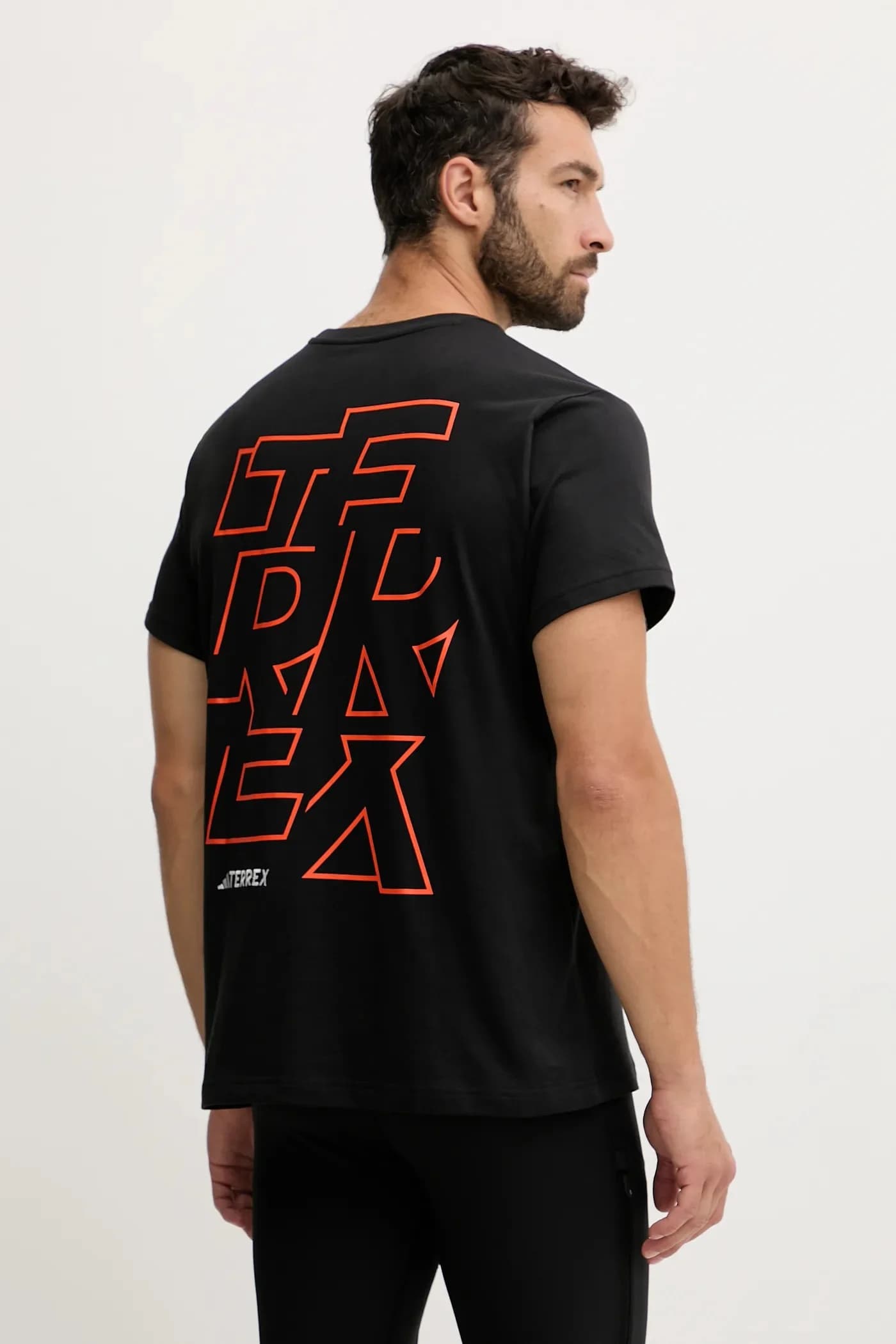 Спортивная футболка