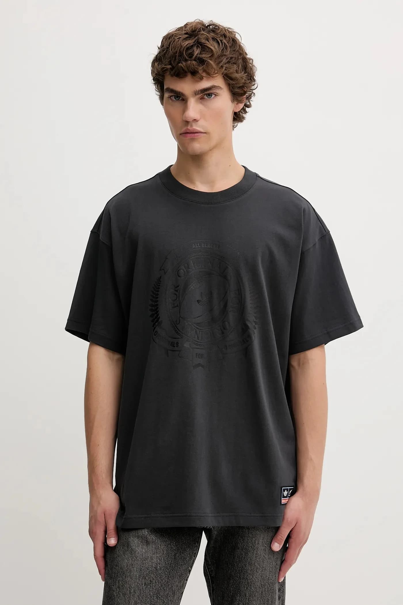 Полностью черная хлопковая футболка