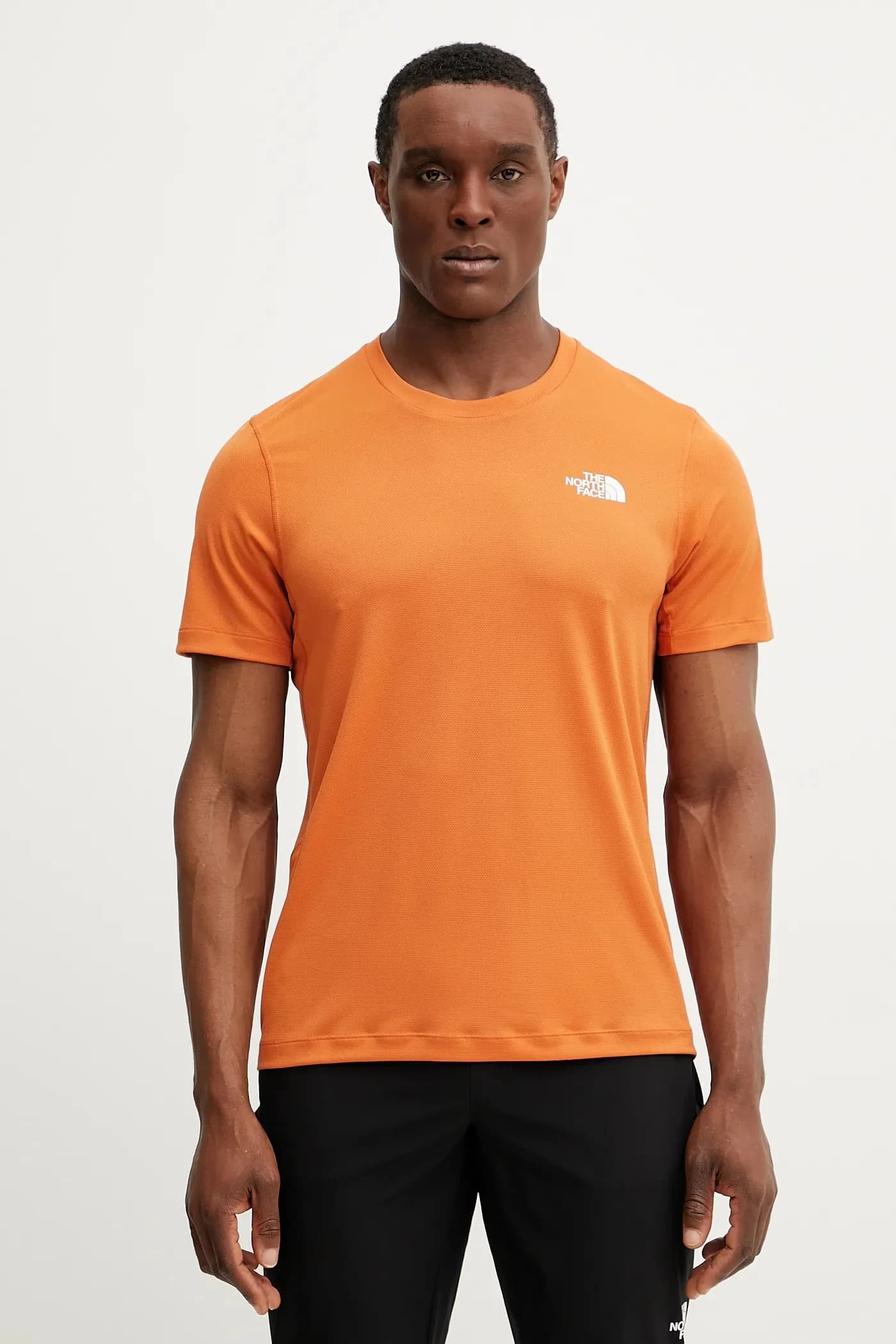 Яркая спортивная футболка