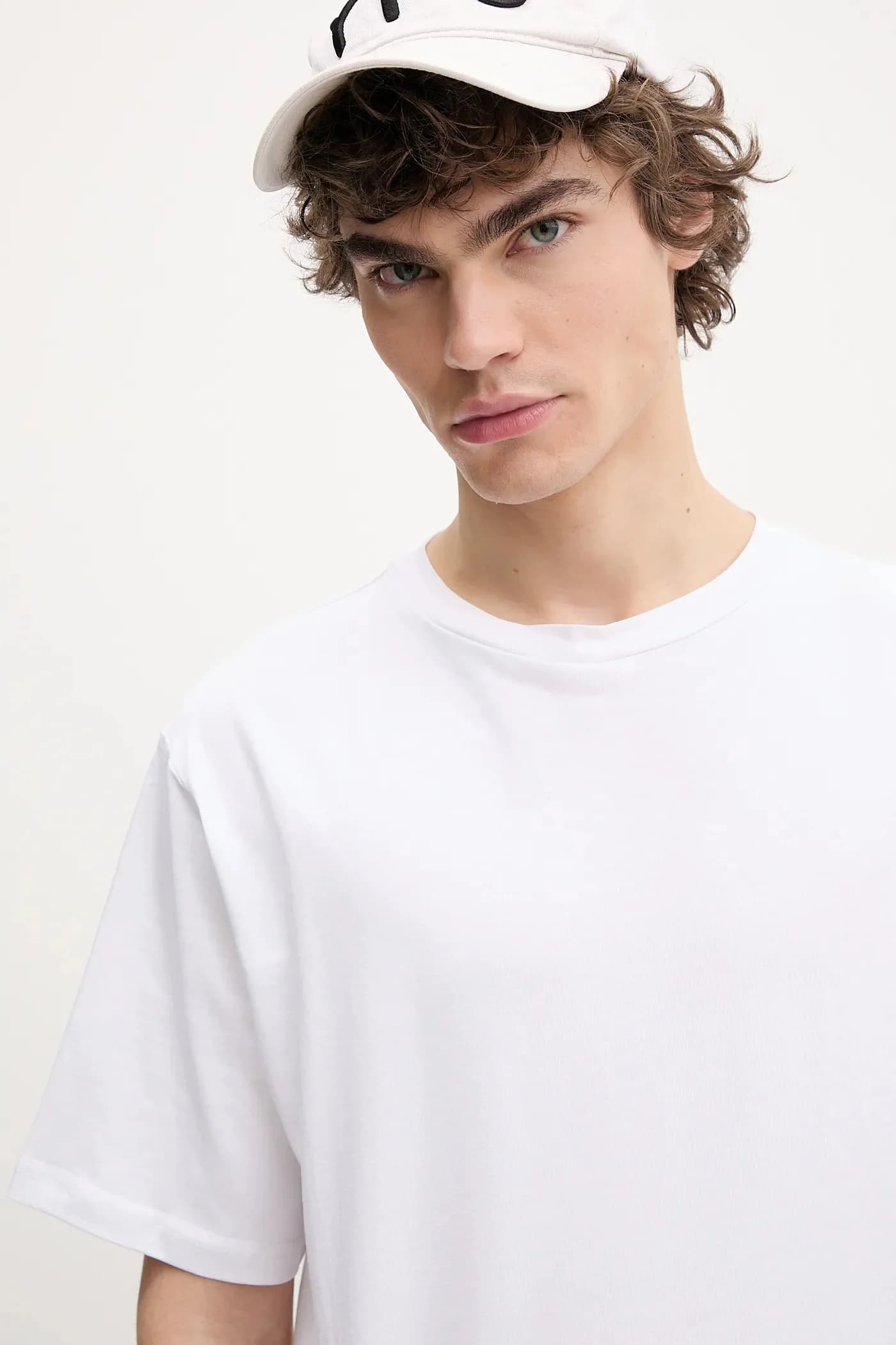 Хлопковая футболка с этикеткой Футболка стандартного кроя - фото 4