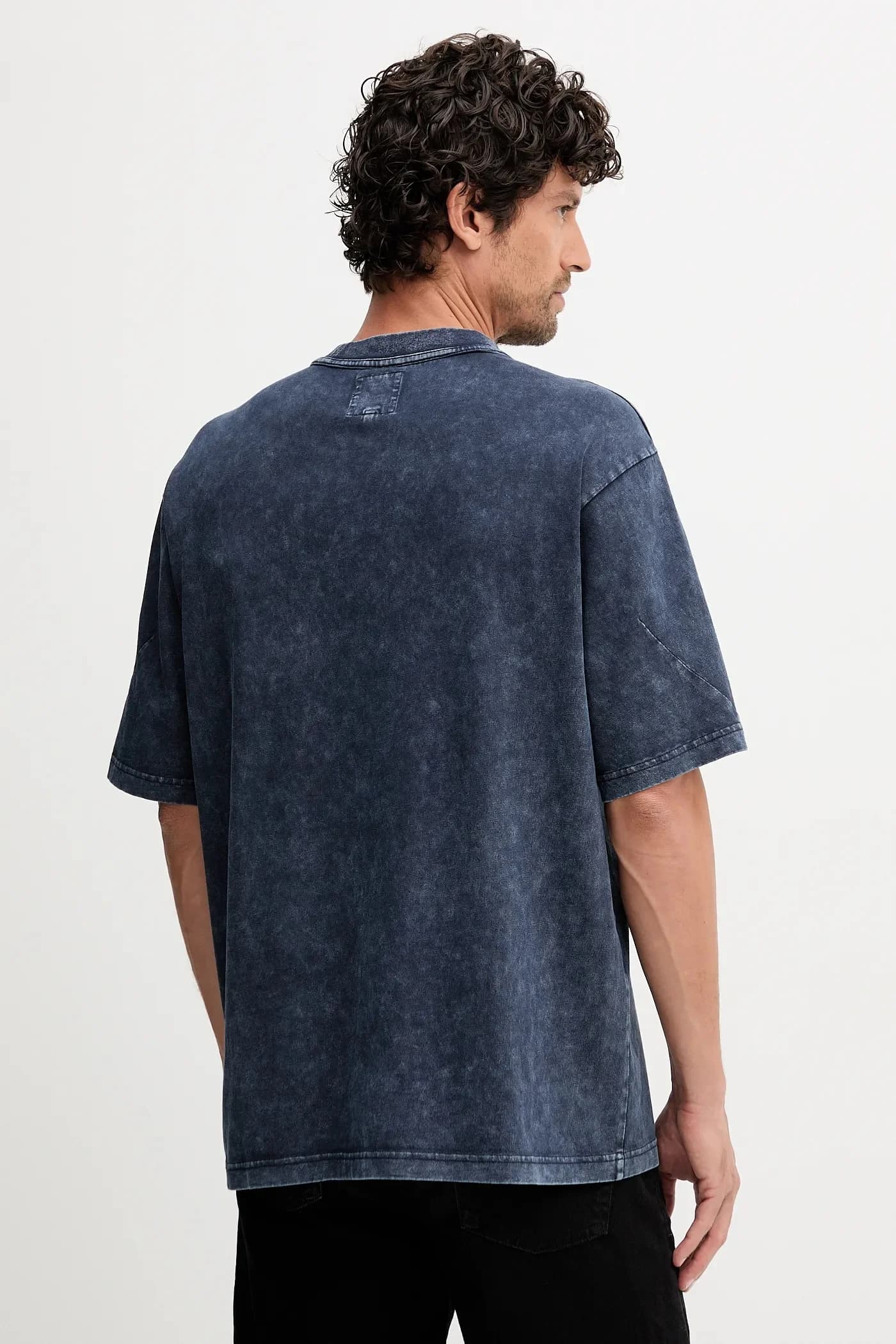 Футболка из стираного хлопка с карманами - фото 3