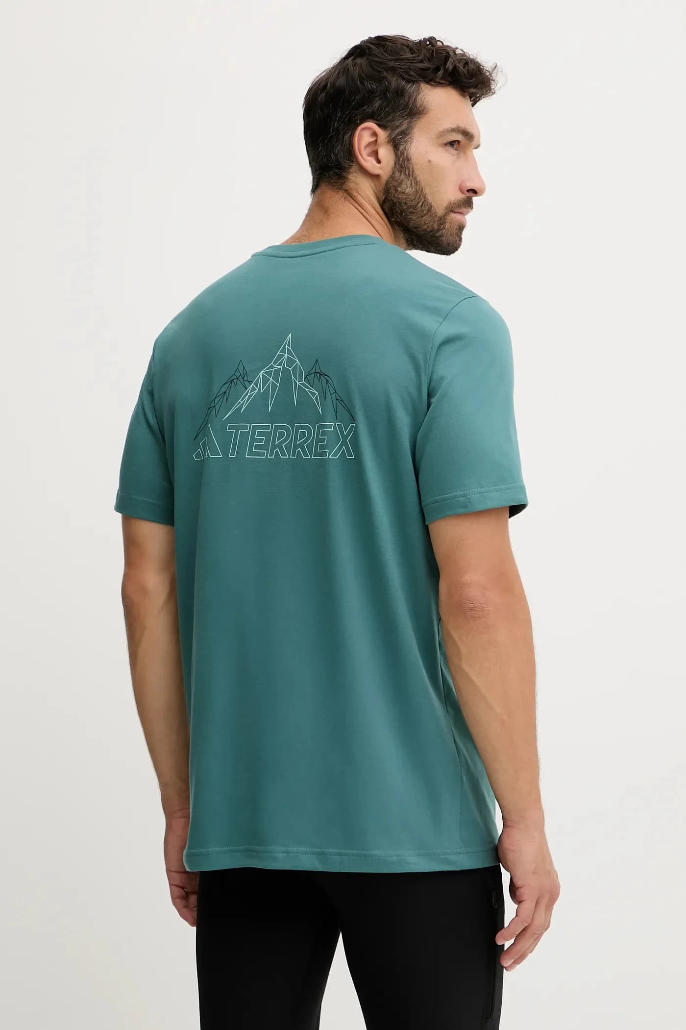 Спортивная футболка