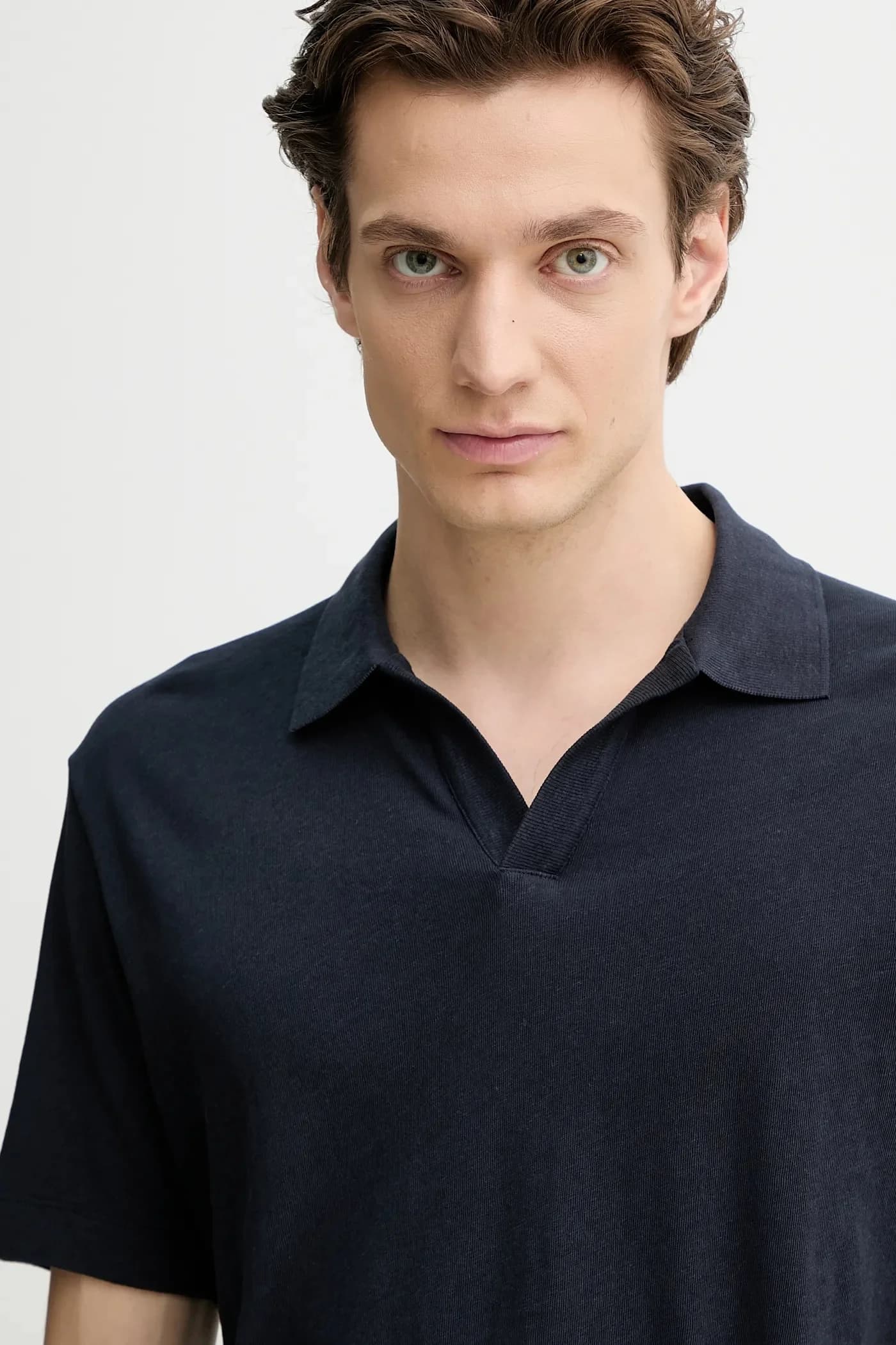 Поло с оттенком льна