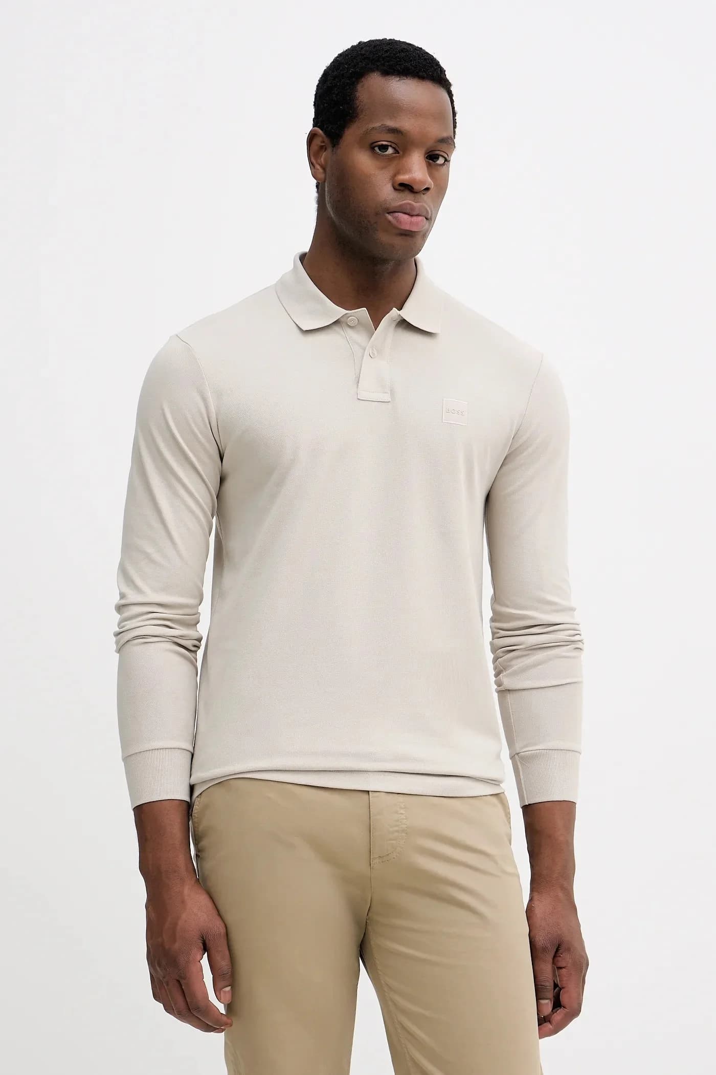 Прохожий с длинным рукавом