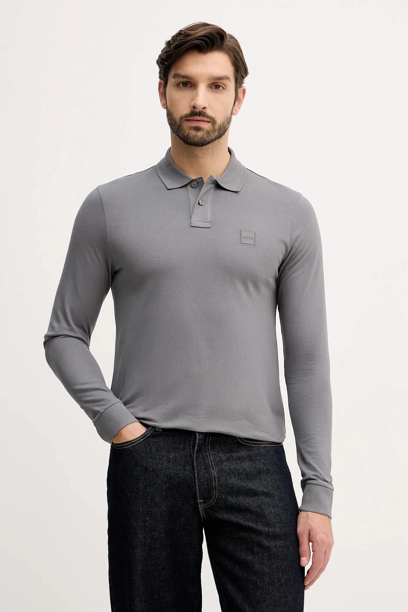 Прохожий с длинным рукавом