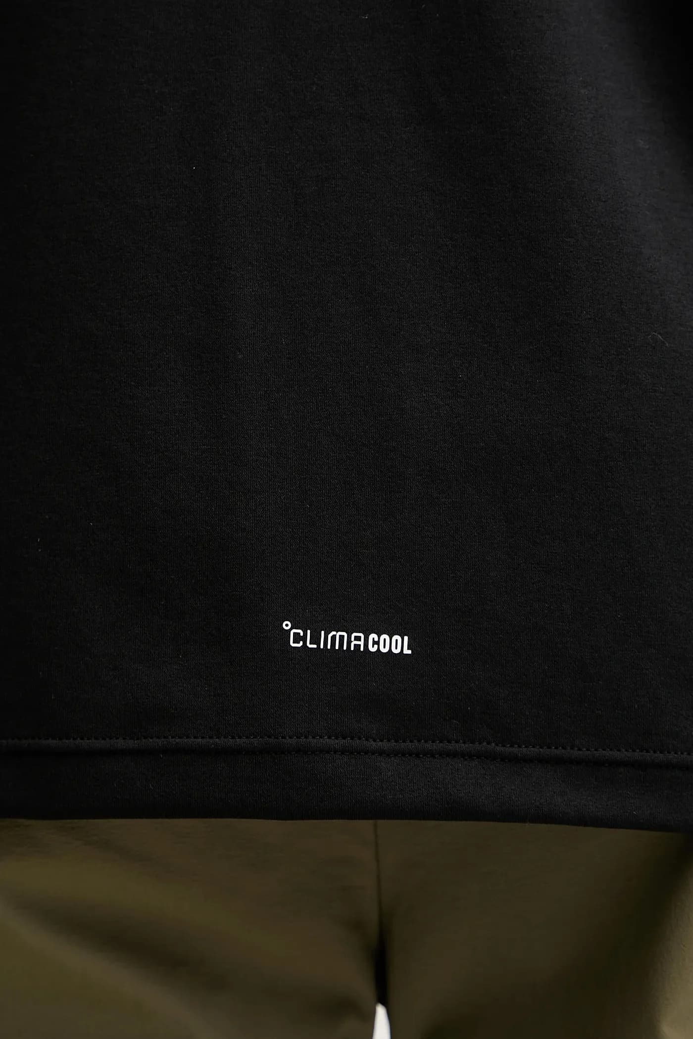 Спортивная футболка с длинными рукавами и молнией до половины длины. - фото 6