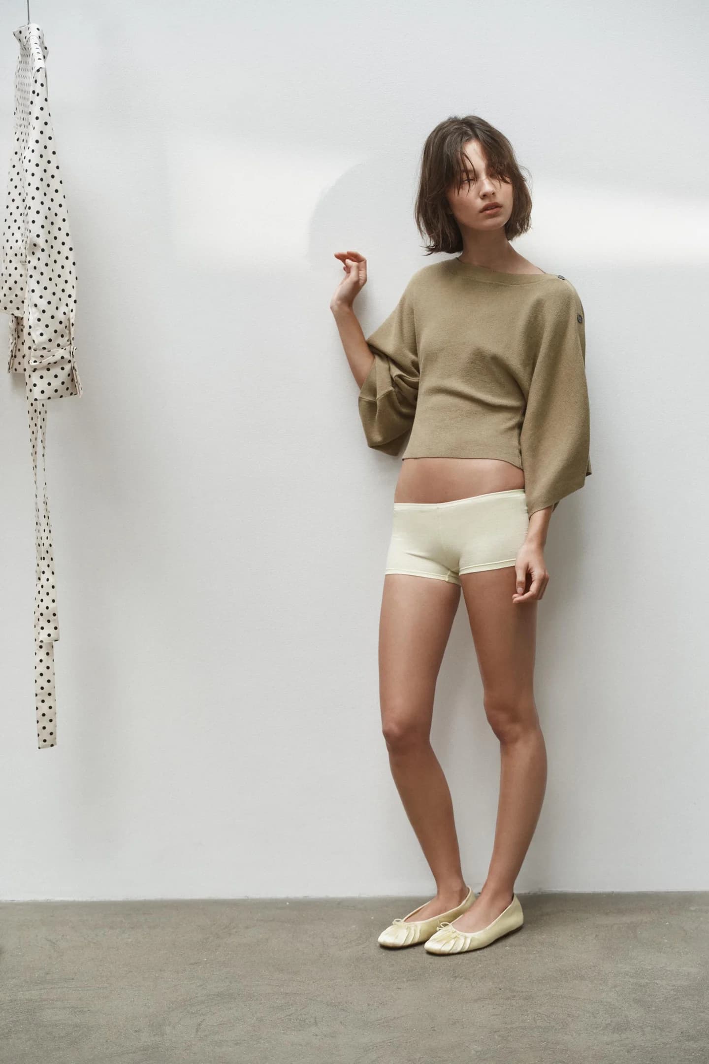 ТРИКОТАЖНЫЙ ДЖЕМПЕР С НАКИДКАМИ И ПУГОВИЦАМИ - фото 2