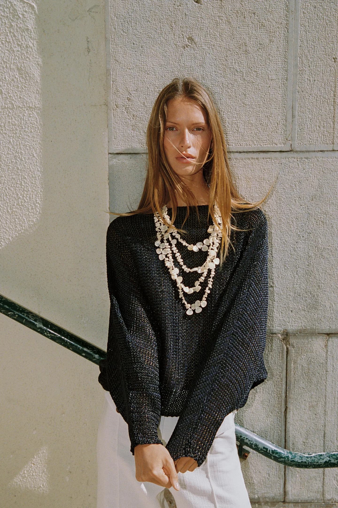 ОЖЕРЕЛЬЕ С ЭЛЕМЕНТАМИ С ЭФФЕКТОМ ПЕРЛАМУТА