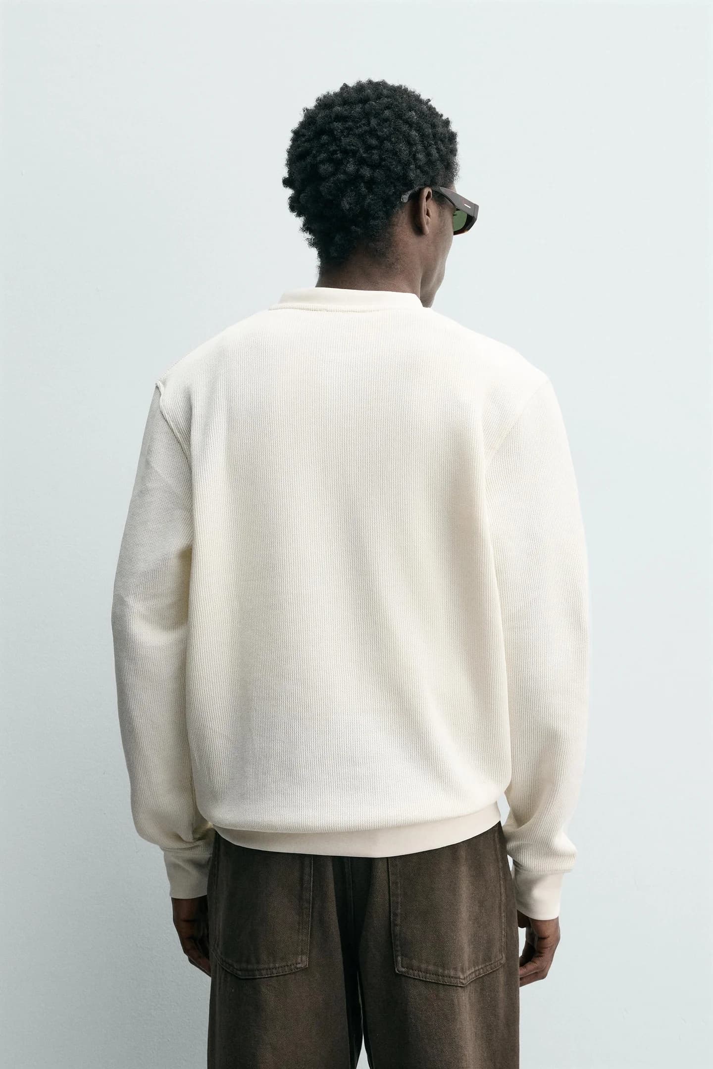 ФУТБОЛКА ИЗ СТРУКТУРНОЙ ТКАНИ С ЗАСТЕЖКОЙ НА ШЕИ - фото 2